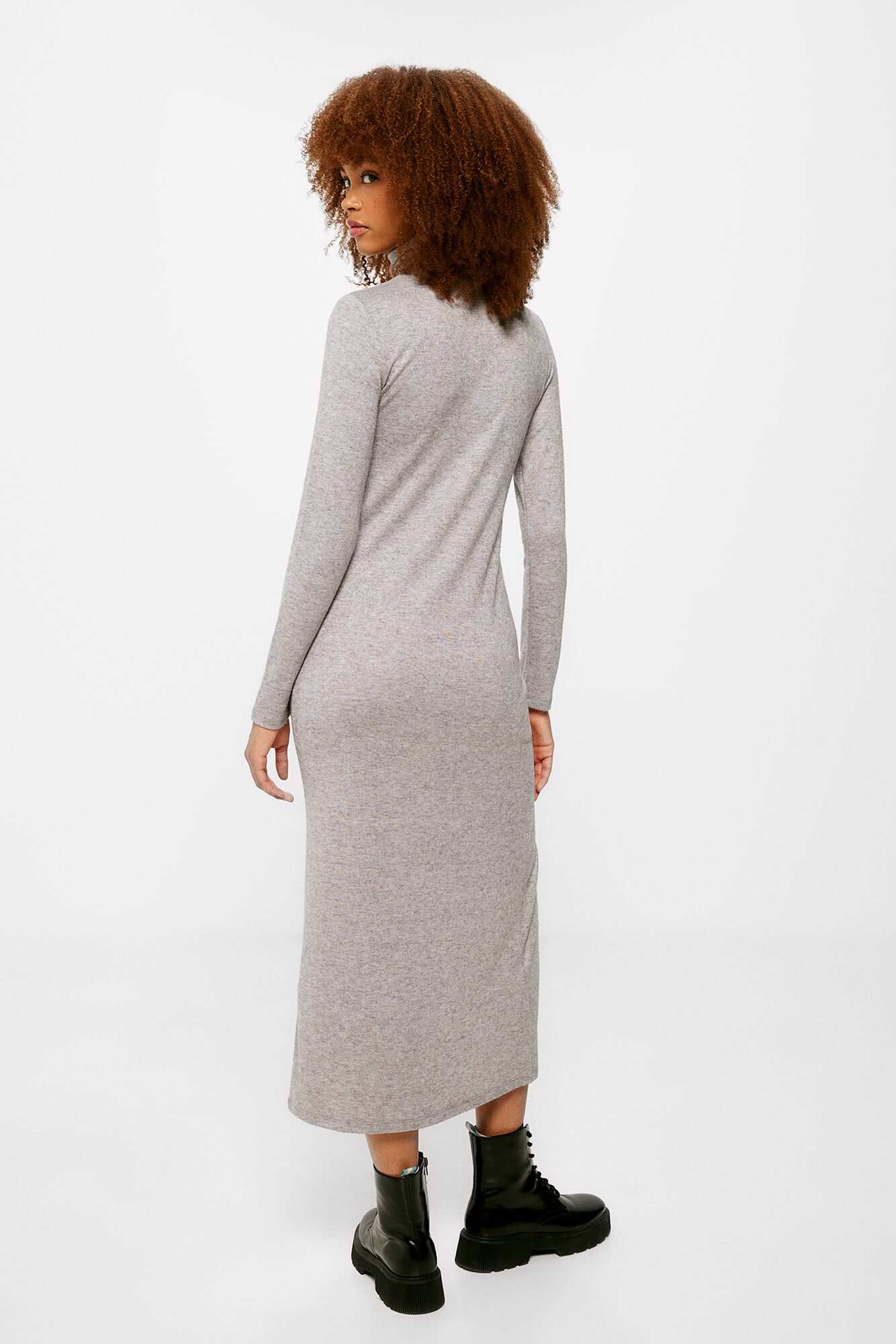 Vestido midi de malha com gola alta