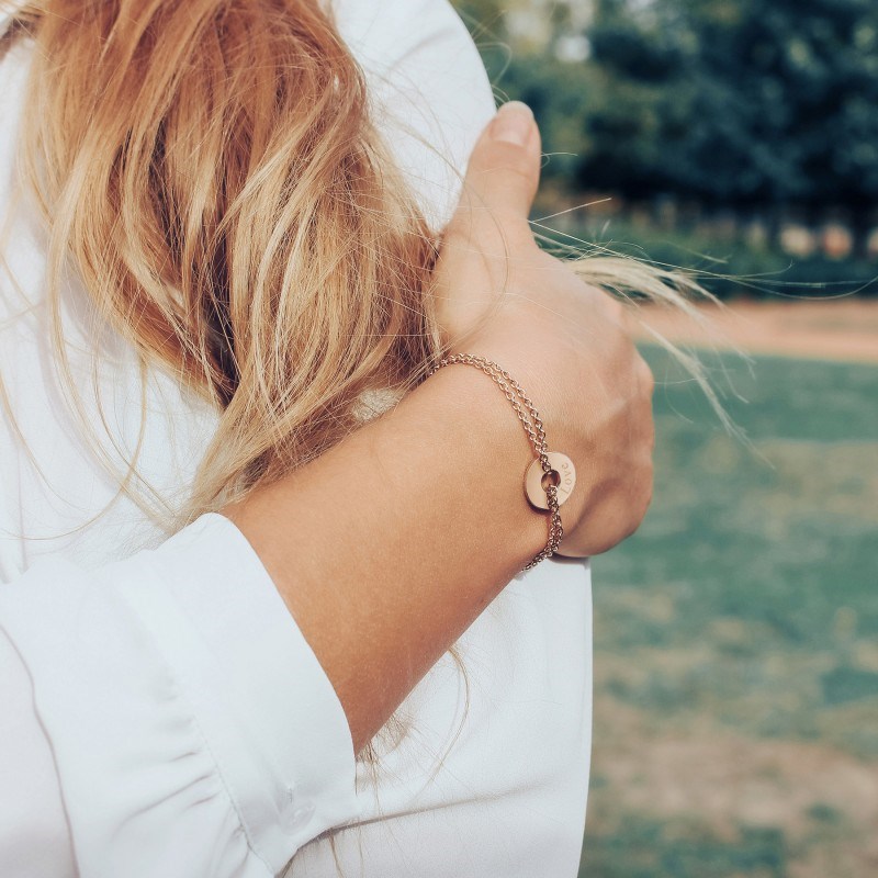 Bracelet chaine mini jeton plaqué or femme - gravure IN LOVE