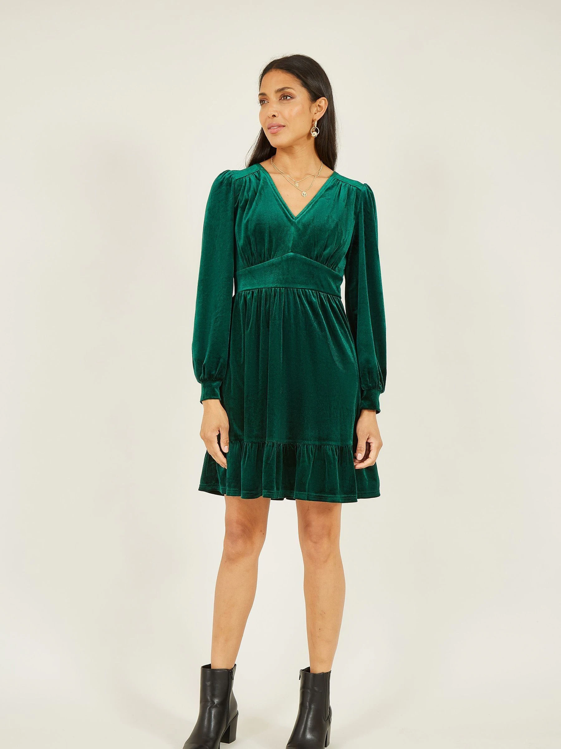 Groen - Yumi Velvet Long Sleeve Skater Dress