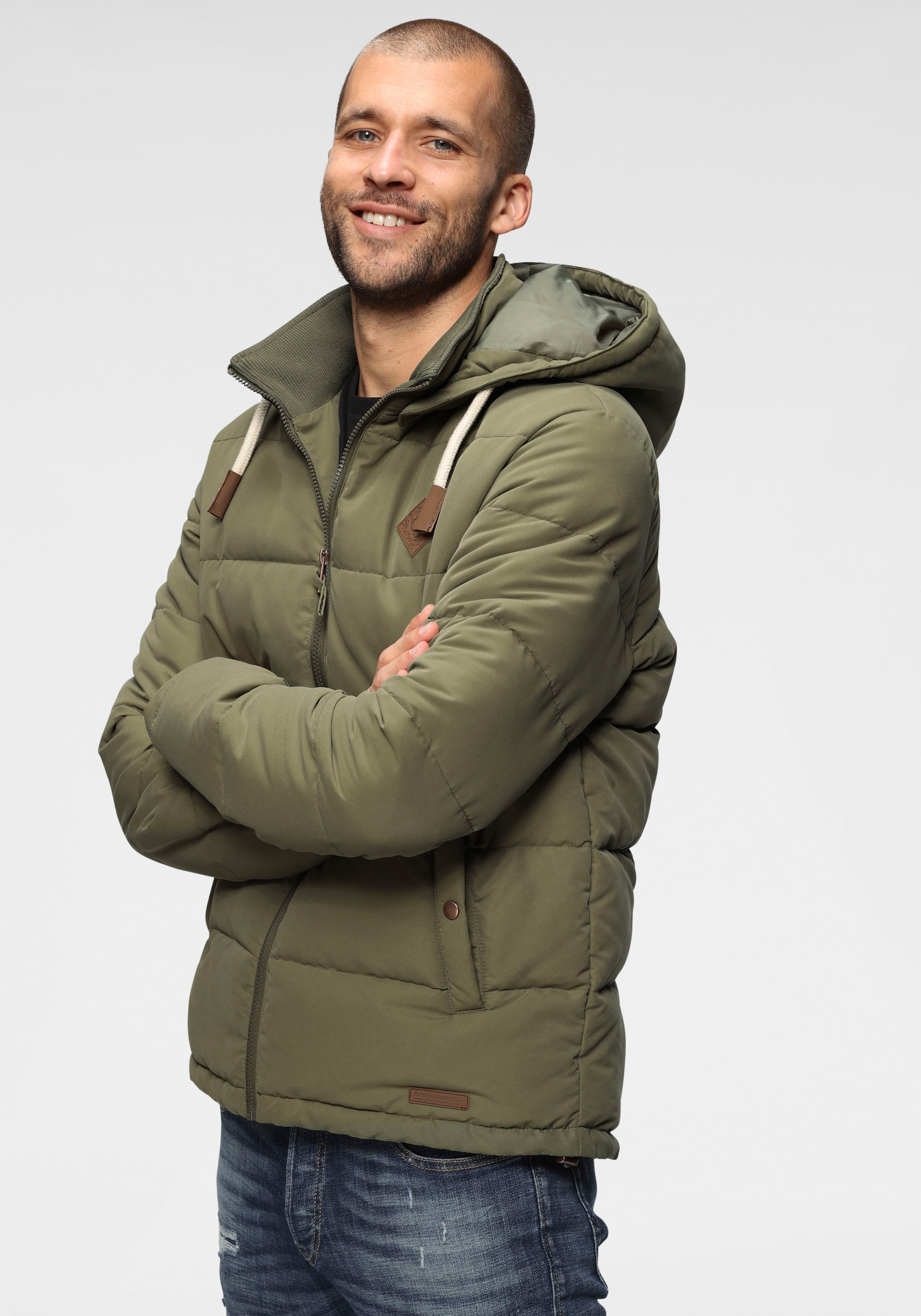 Bruno Banani Steppjacke mit Kapuze leicht,  wasserabweisend,  modischer Stil,  mit dekorativen Badges