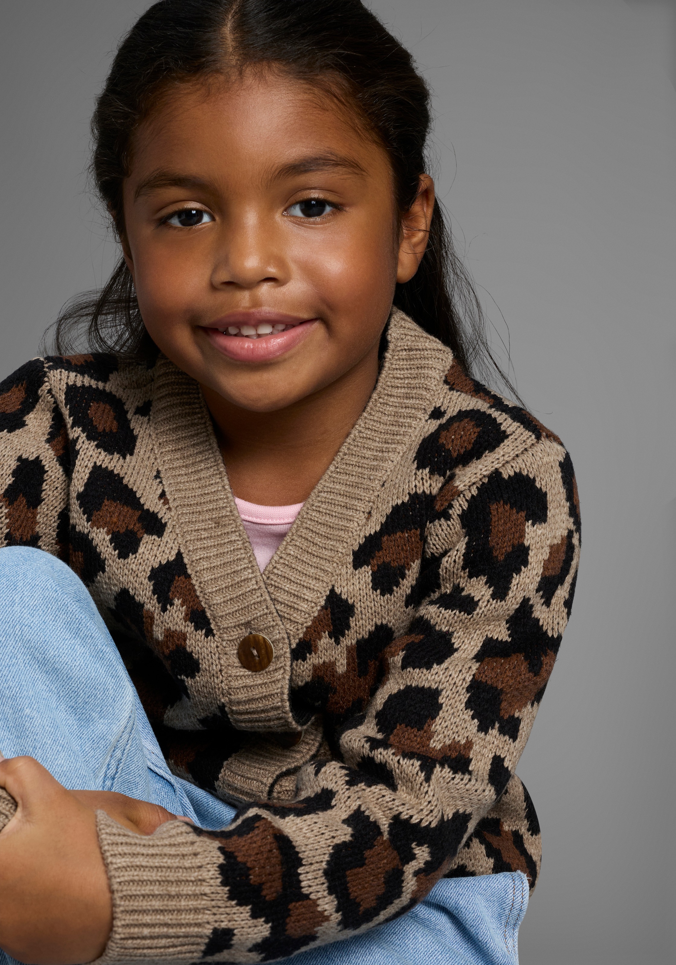 KIDSWORLD Strickjacke »Strickjacke mit Leo-Muster«, Strickjacke in Leo-Optik