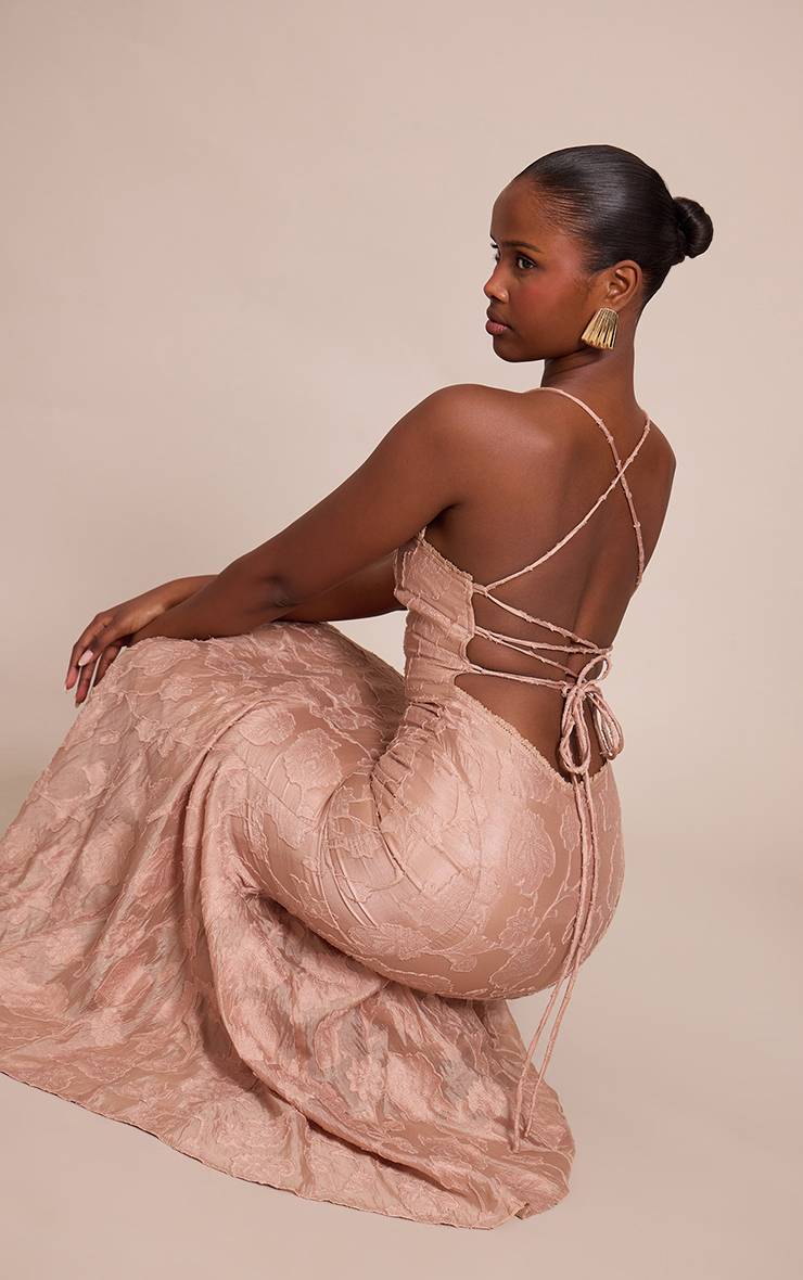 Taupe Robe Longue Texturée À Dos Lacé