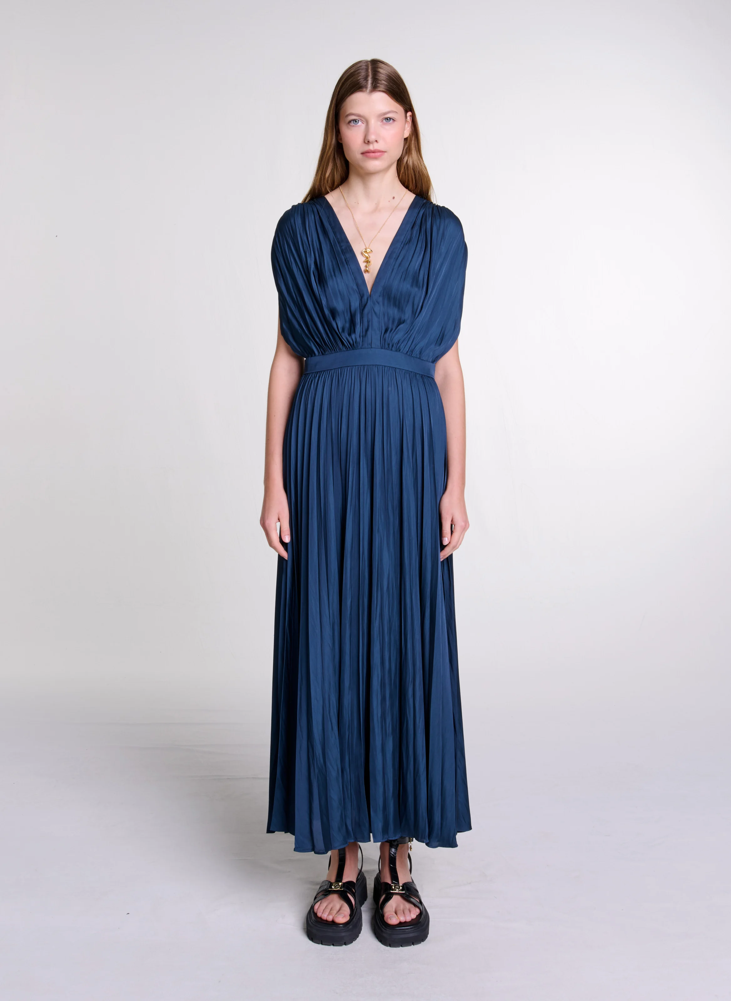 Robe longue plissée encolure V en satin | Bleu