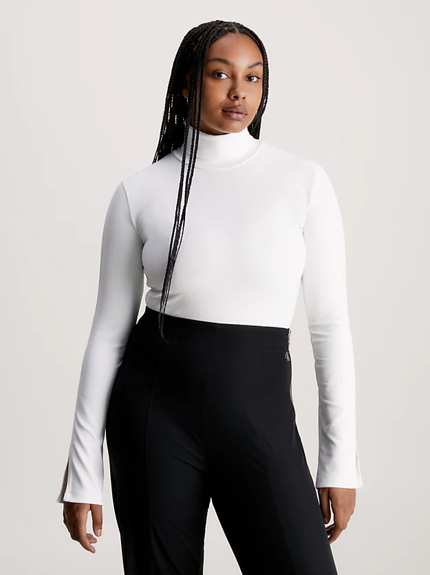 Blusa sem mangas com fenda e gola alta.