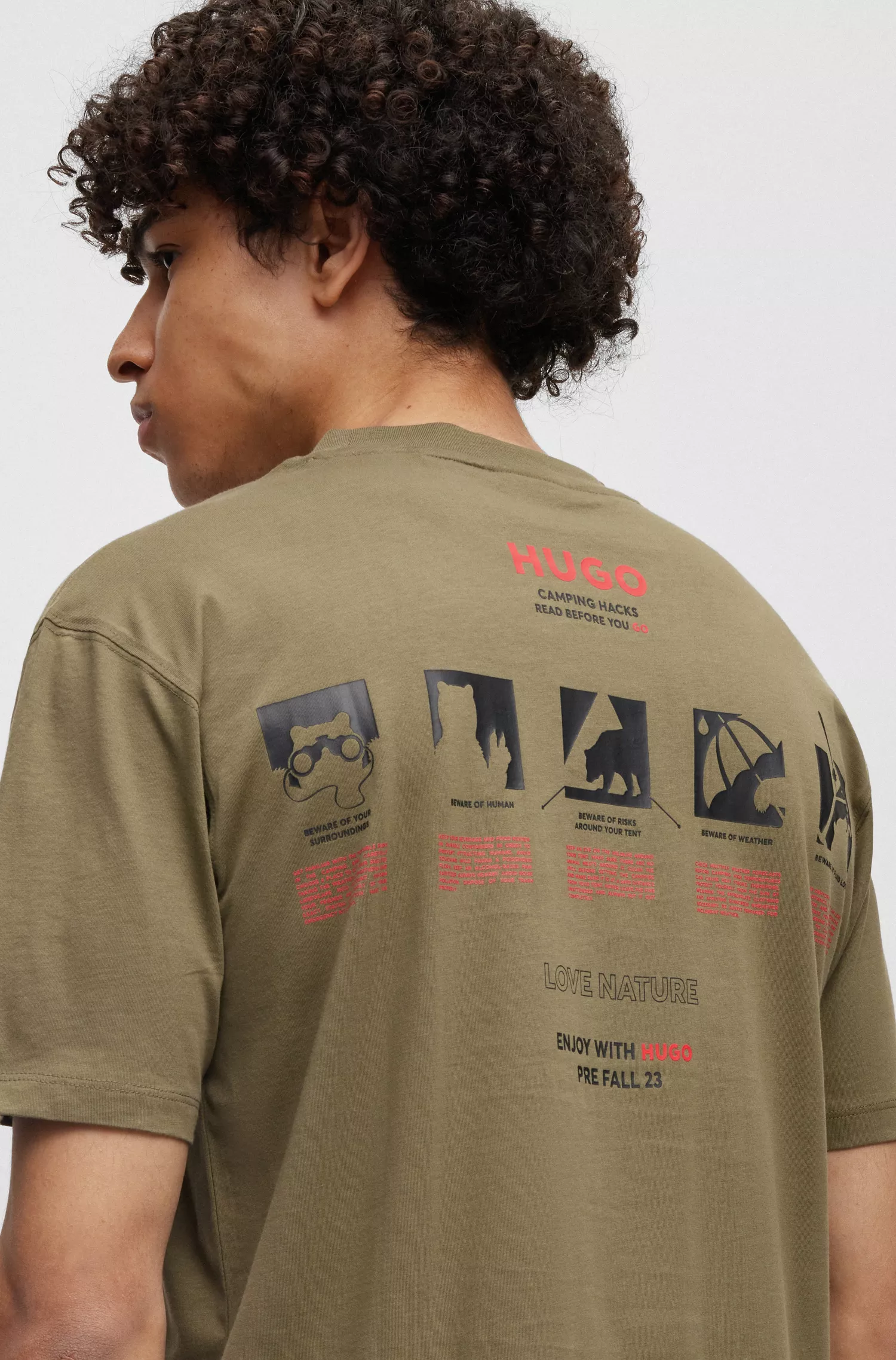 Camiseta HUGO vermelha em malha de algodão com estampas de rabiscos.