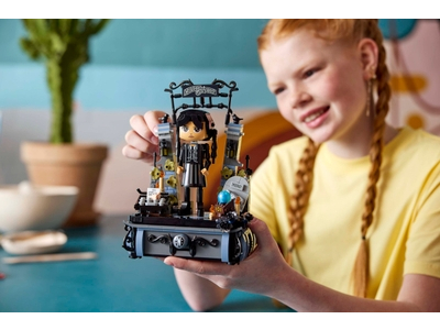 LEGO Wednesday Addams figuur (76780)