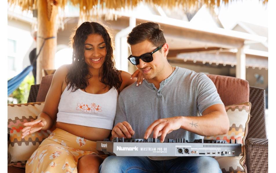 DJ-Controller MixStream Pro Go<br>Akkubetriebener, eigenständiger Streaming-DJ-Controller