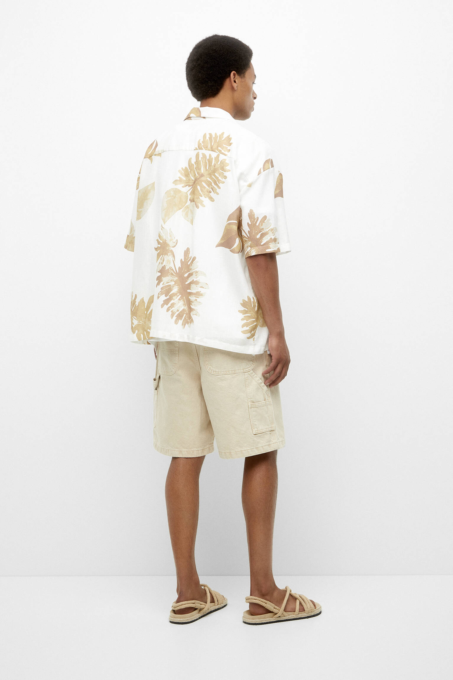 CAMISA FLORAL DE MANGA CURTA - BRANCA SUJA