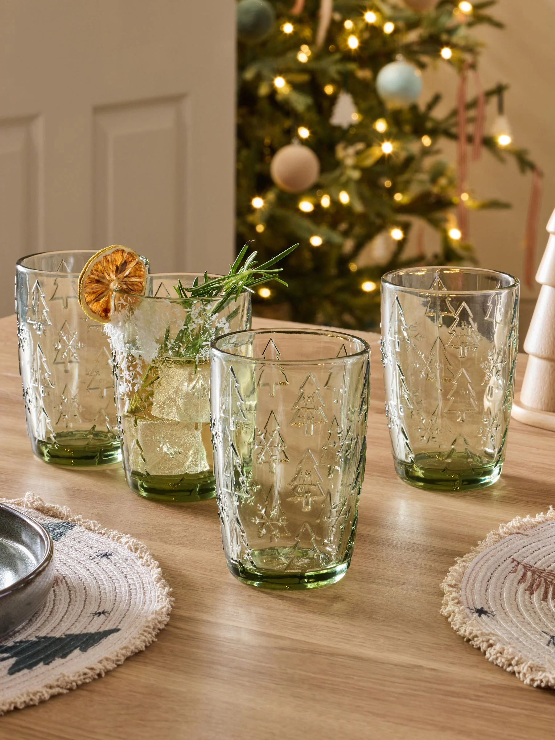 Set van 4 gegolfde glazen met kerstboommotief