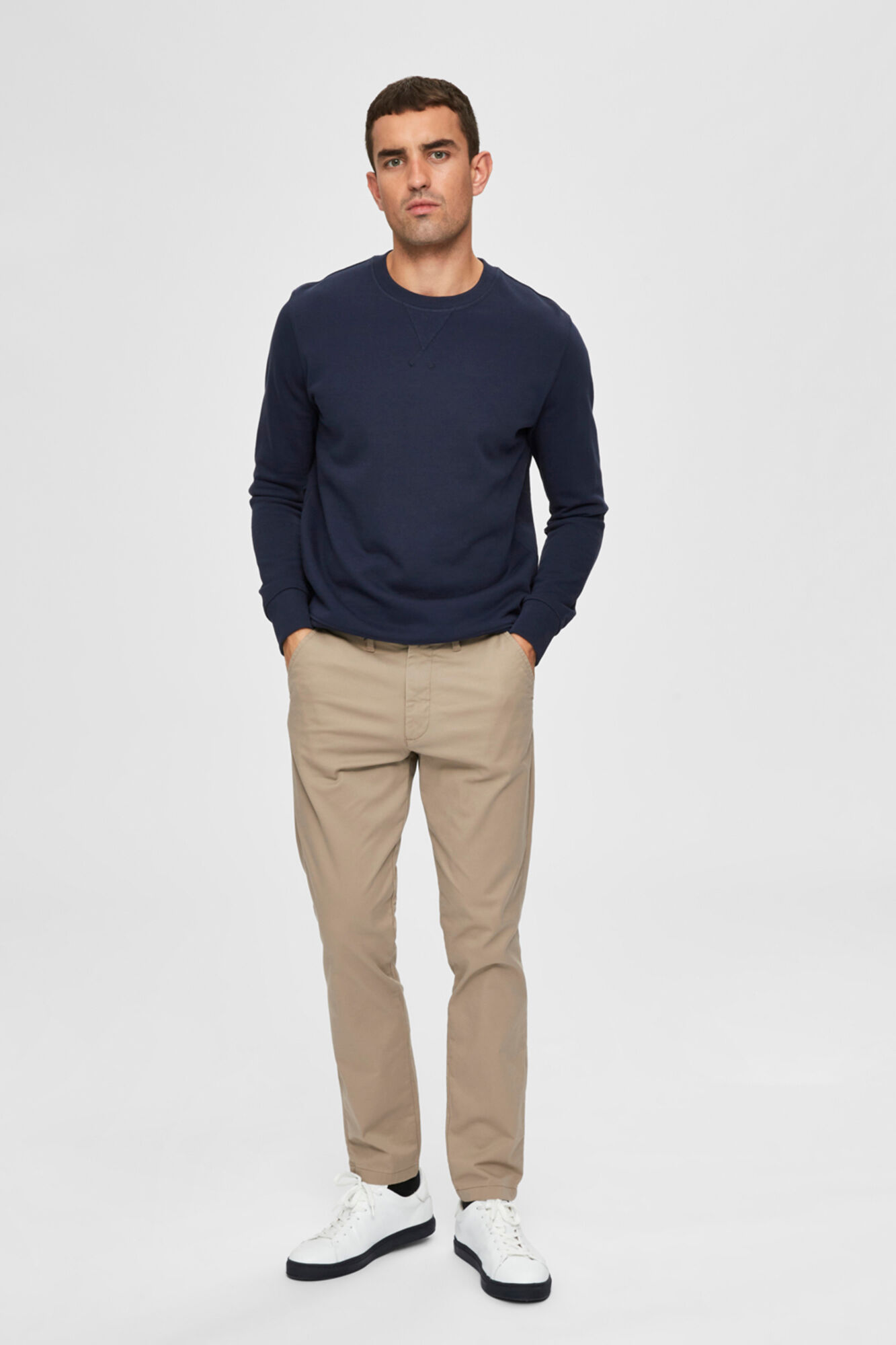 Calça chino Slim Fit de corte amplo - Marrom