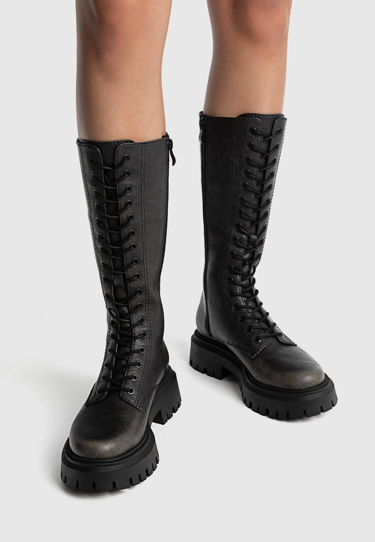 Botas de sola tratorada com cadarço e cano baixo