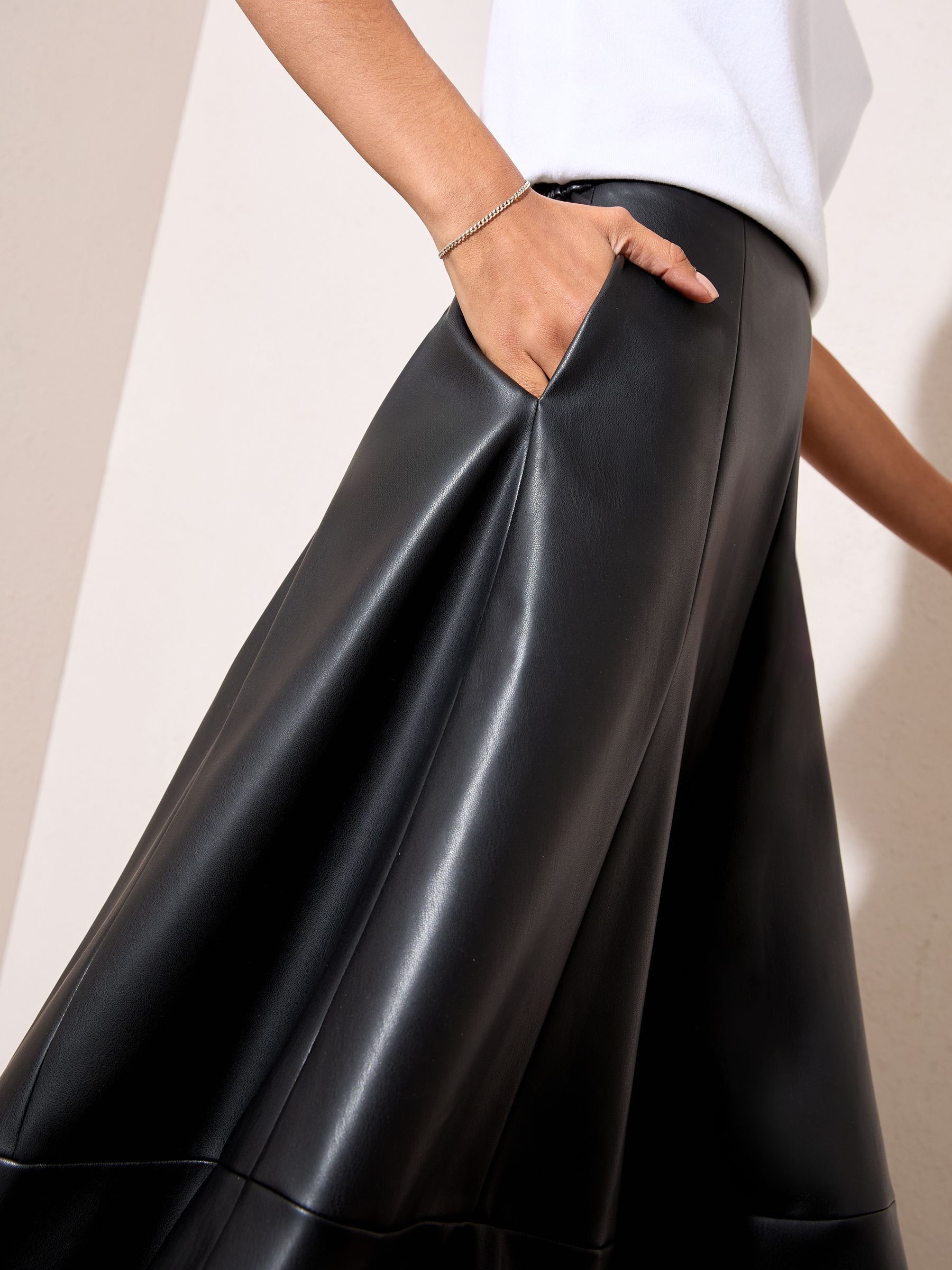 Zwart - Friends Like These Faux Leather Midi Skirt