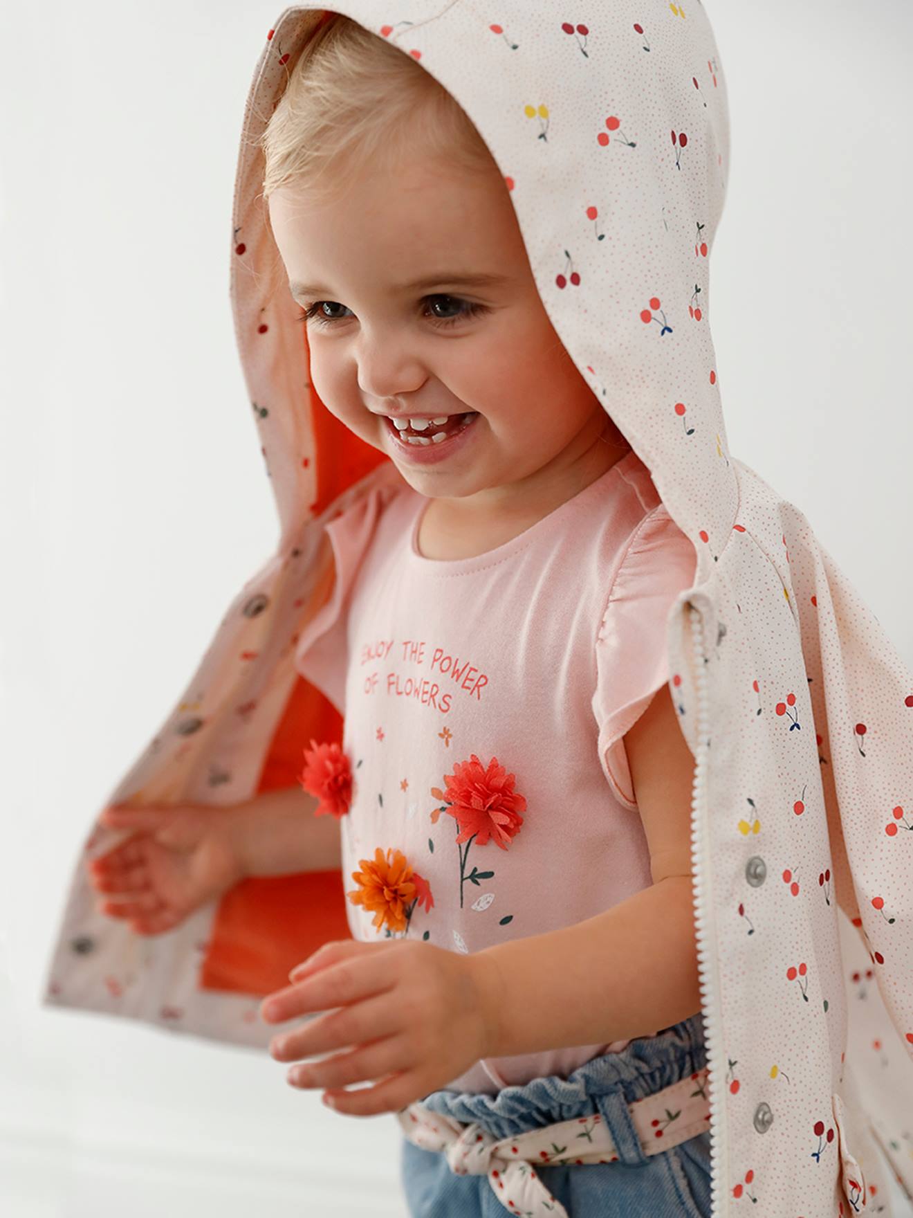 Camiseta infantil com estampa floral em relevo, rosa claro, lisa.