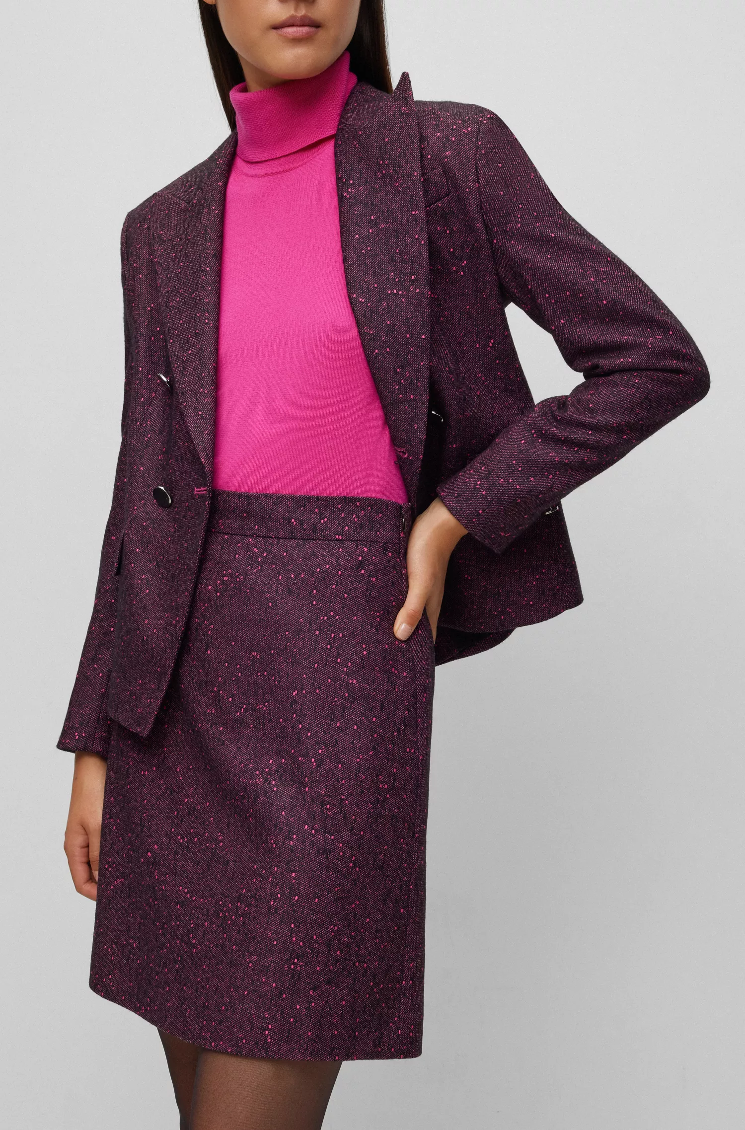 Saia BOSS preta de corte reto e modelagem evasê em tweed estruturado.