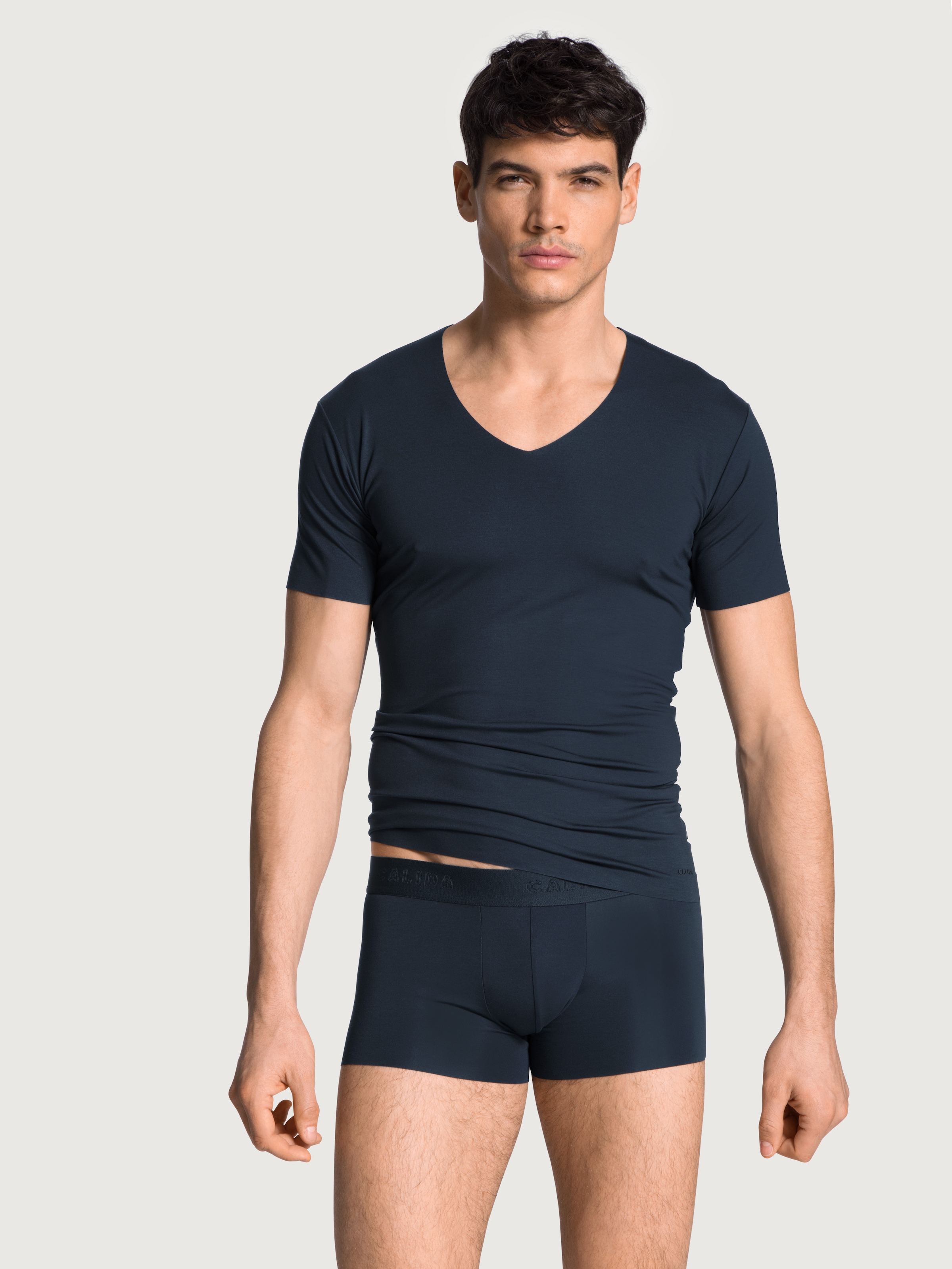 CALIDA V-Shirt »Clean Line«, V-Neck, elastisch, Interlock-Qualität, Kurzarm, schnelltrocknend