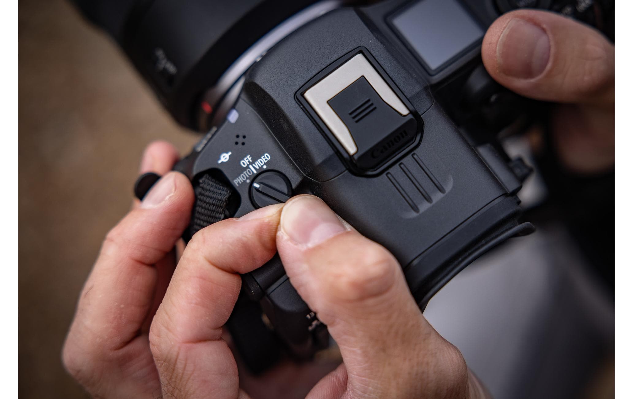 Fotokamera EOS R5 C Kit AV PRO MK2 4000 GB Speicherkarte<br>Canon EOS R5 C Professionelle Systemkamera für Fotografen und Videoproduzenten inklusive Speicherkarte