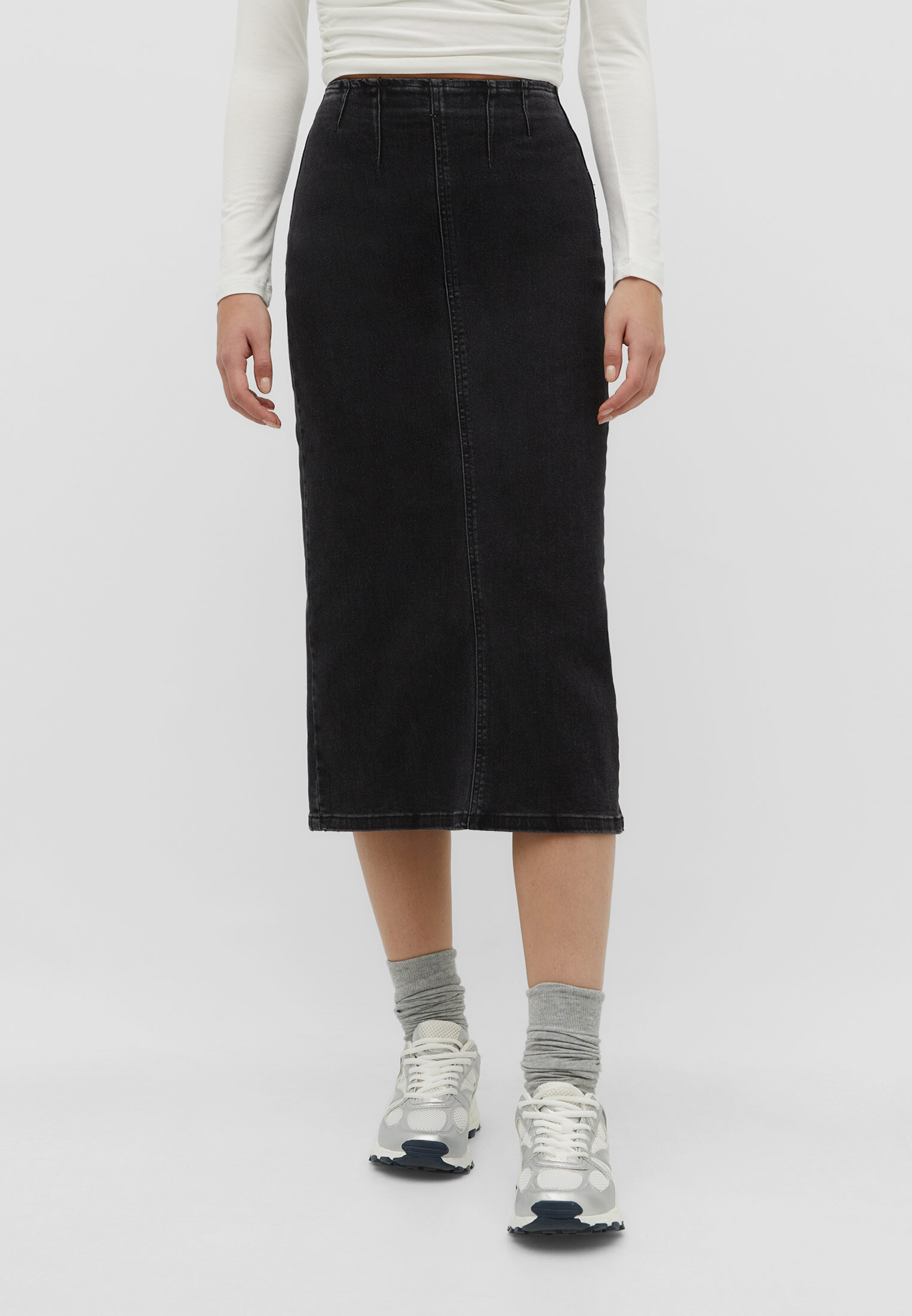 Saia midi em denim elástico com detalhe de costura