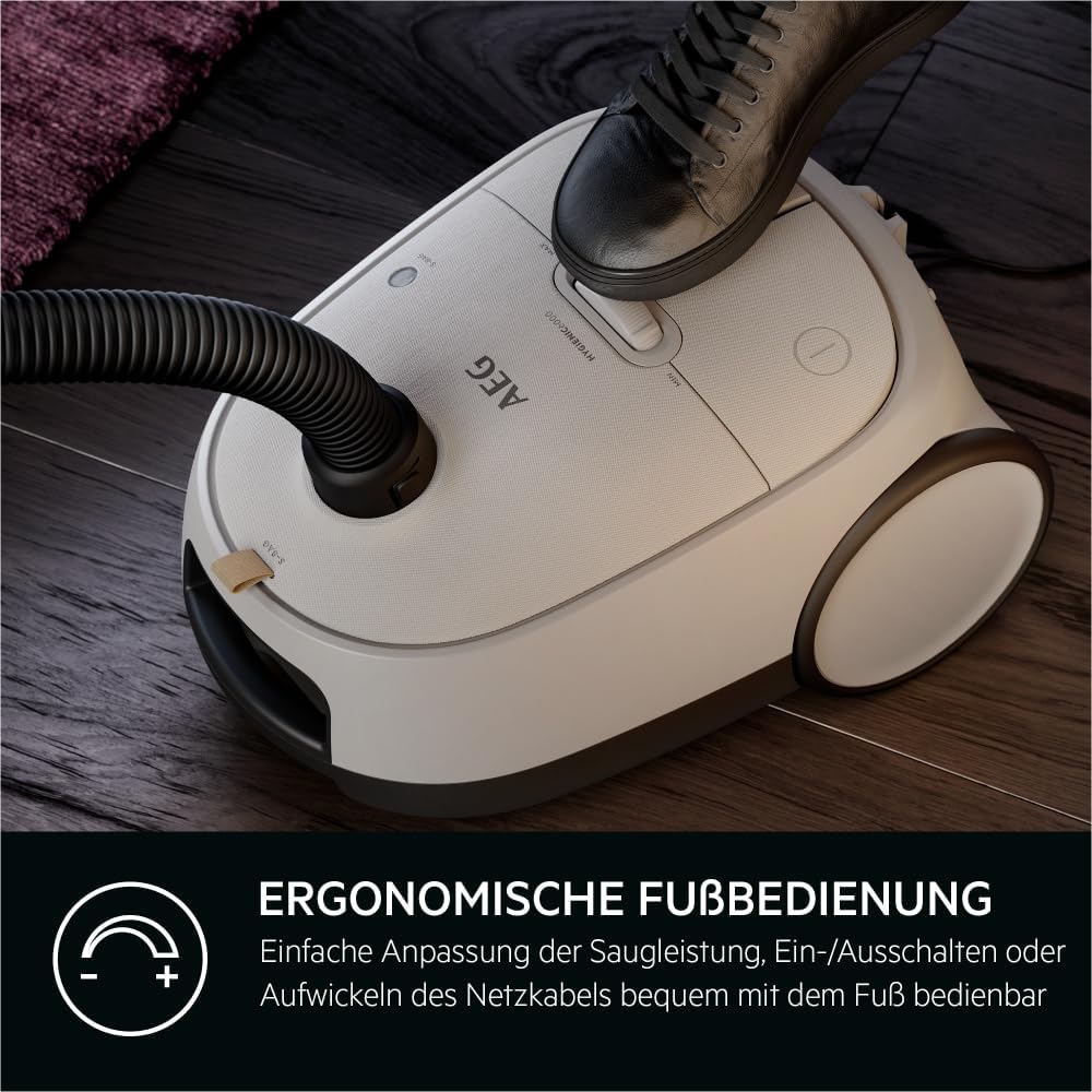 AEG AB61H6SW Staubsauger mit Beutel / hohe Saugleistung auf allen Böden / inkl. Zusatzdüsen / 50 % Recyclingkunststoff / ideal für Asthmatiker, Allergiker, Haustierbesitzer / 12 m Kabel / 850 W / weiß