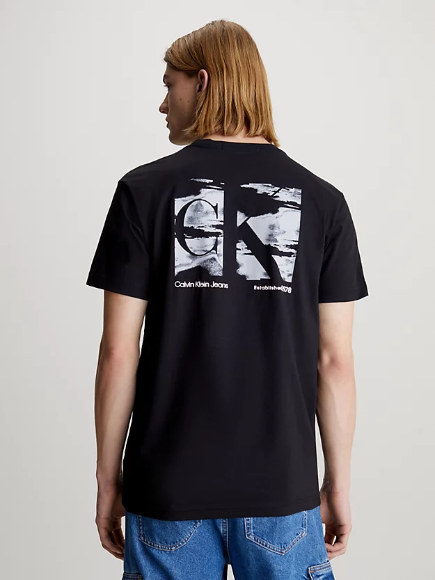 Camiseta com logotipo nas costas
