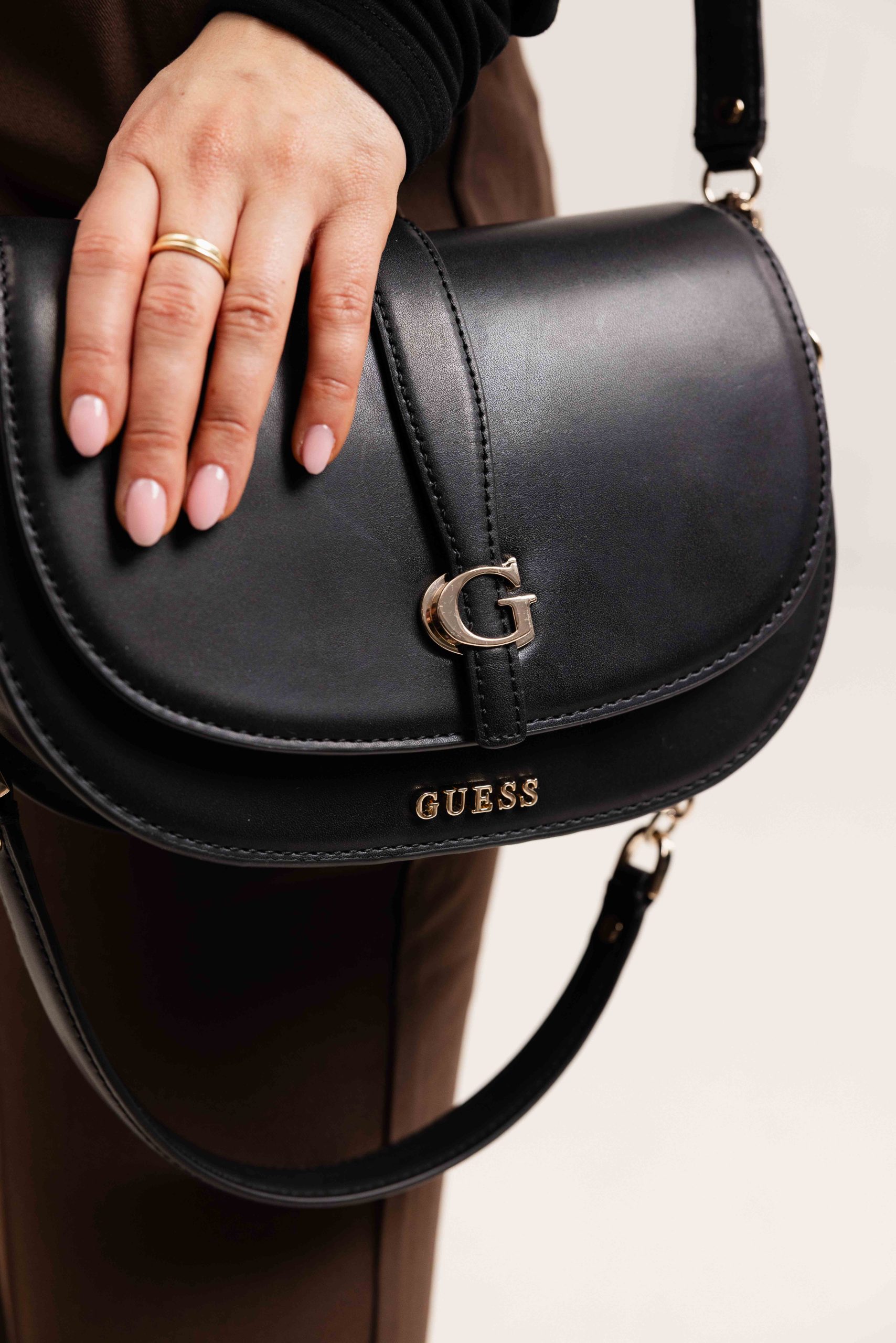 Guess Carrie Flap Schoudertas Dames Zwart