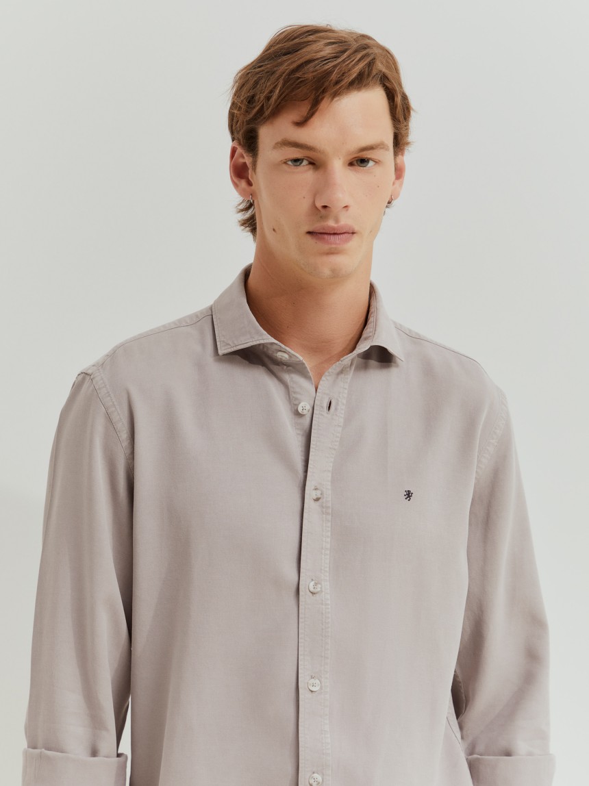 Camisa slim fit em liocel e linho