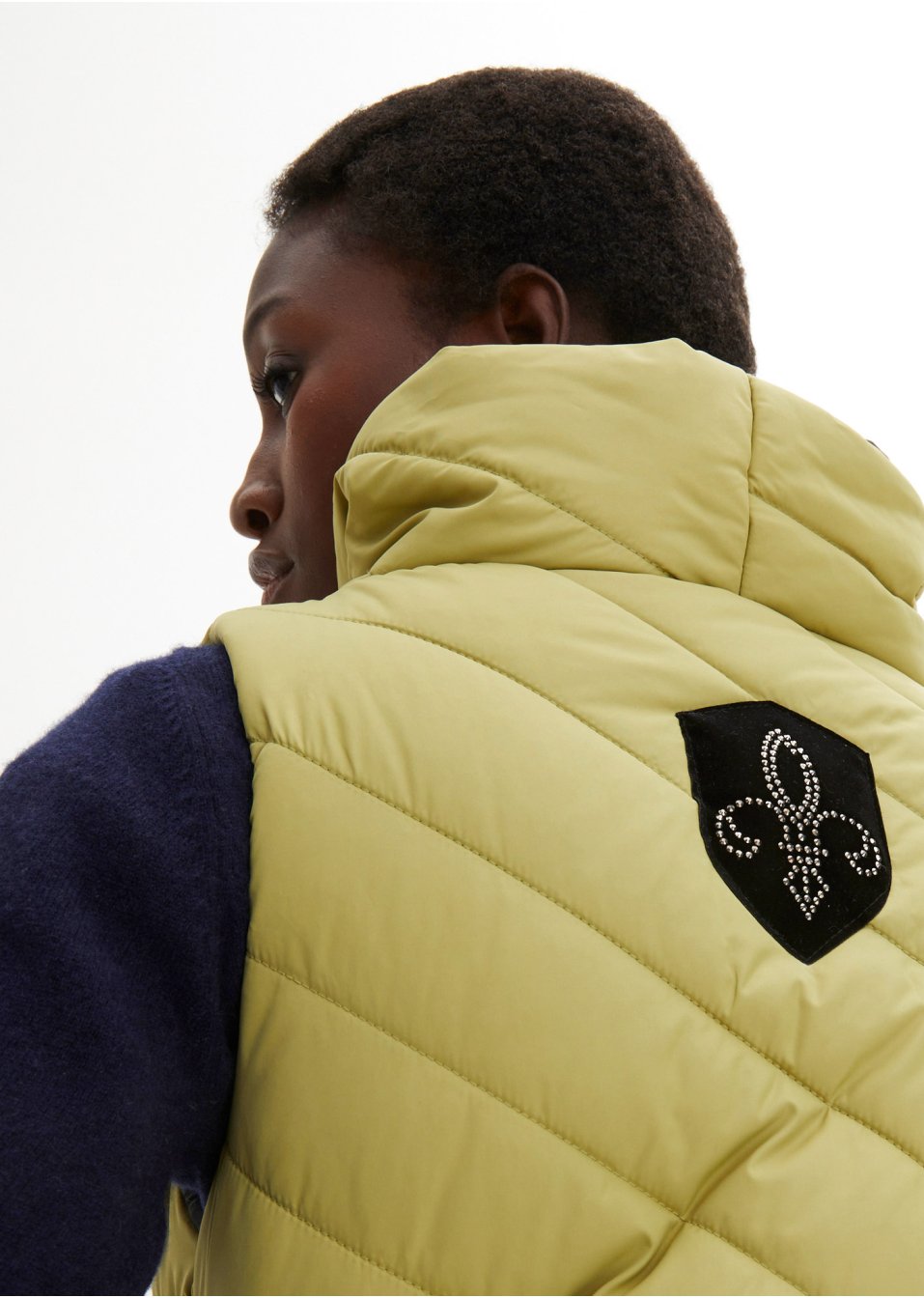 Veste matelassée sans manches avec application