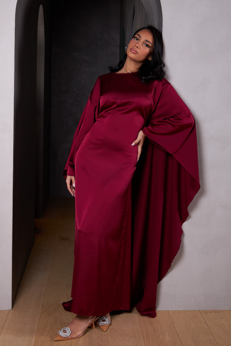 Robe ample ceinturée et satinée bordeaux avec empiècement cape