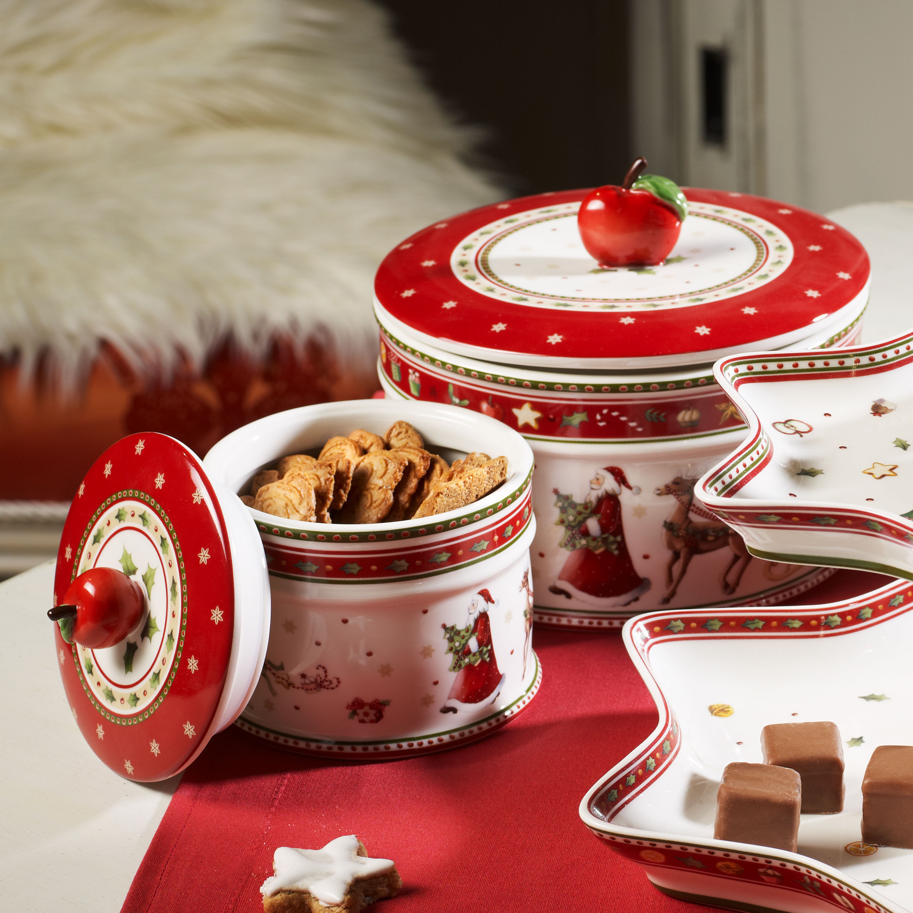 Winter Bakery Delight Cookie box Red, 6.9''