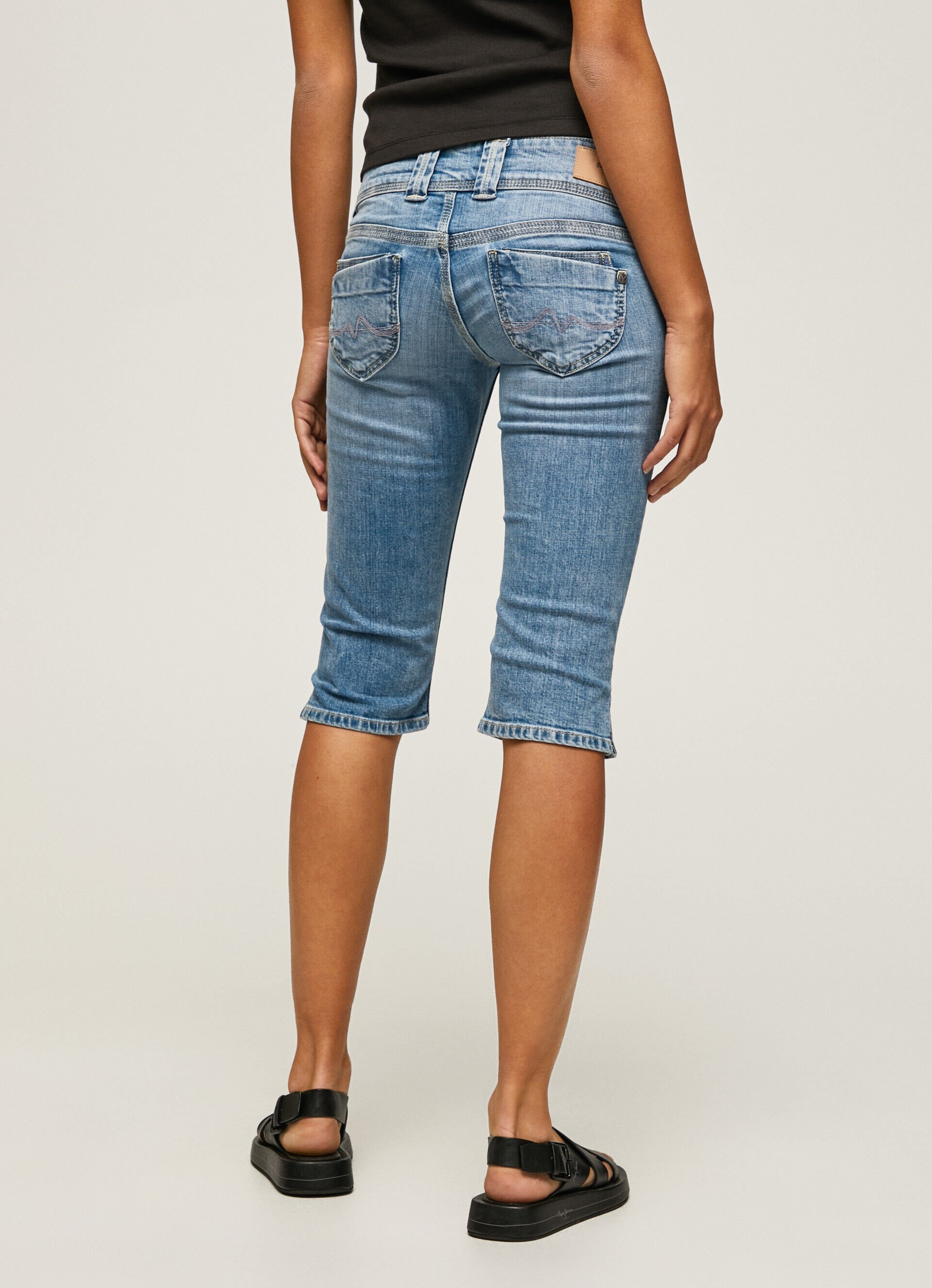 CALÇA JEANS CURTA 3/4 CORTE REGULAR - jeans
