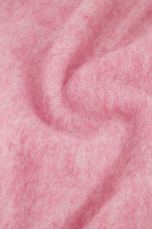 Roze sjaal met franjes