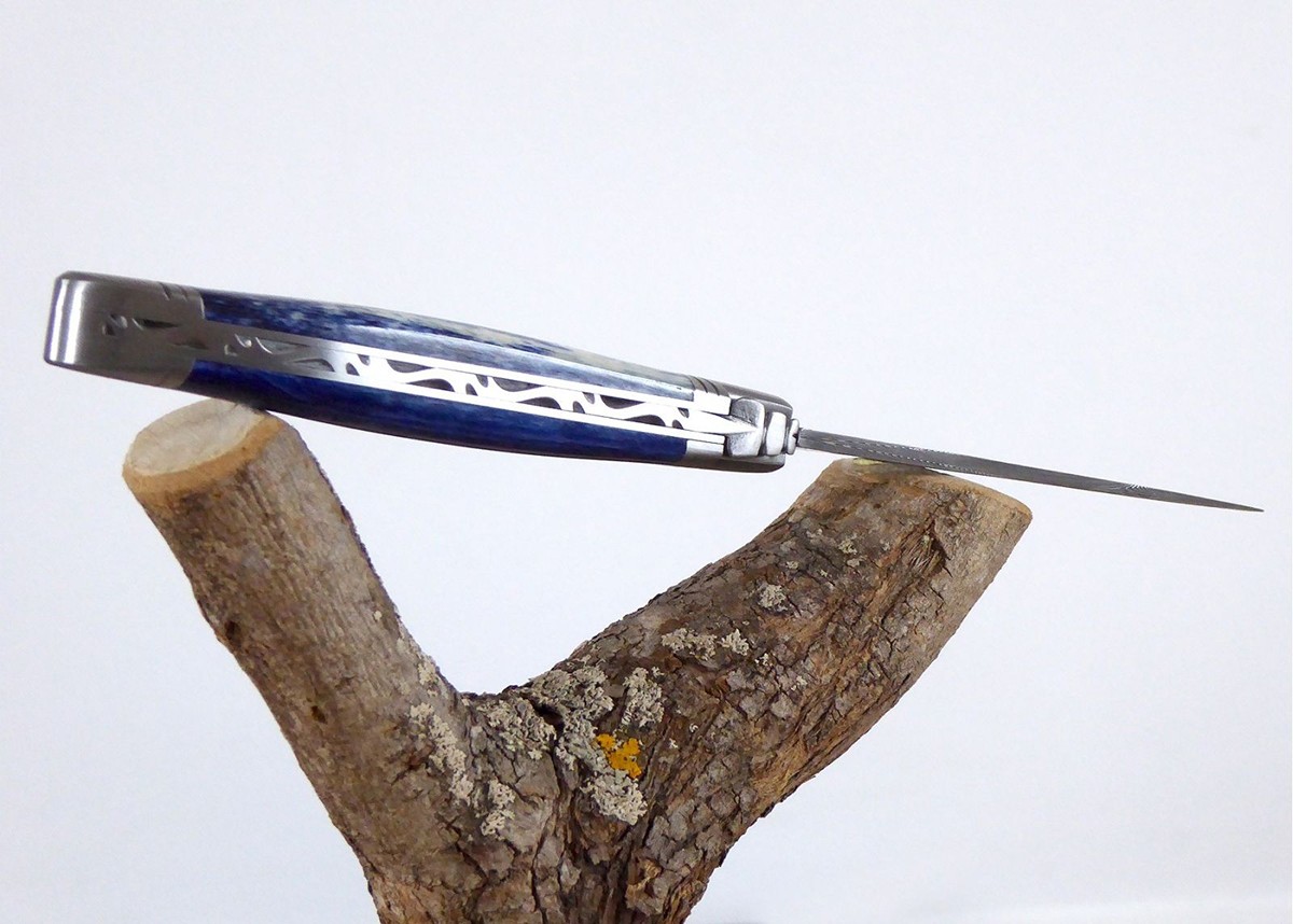 Couteau Laguiole avec un manche en Os de girafe teinté bleu