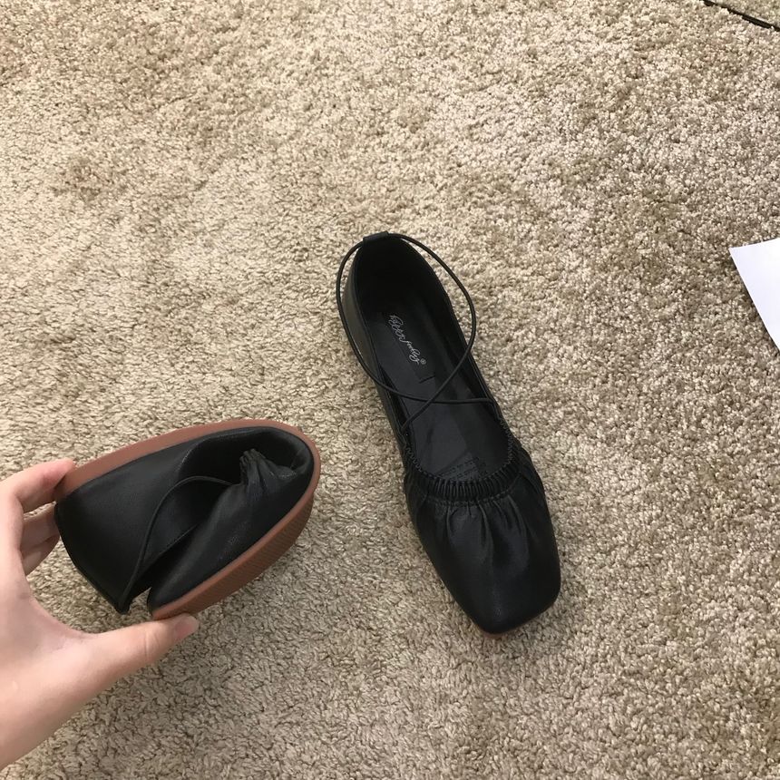 Queenie's Home - Effen gesmokte platte schoenen met kruisbandjes