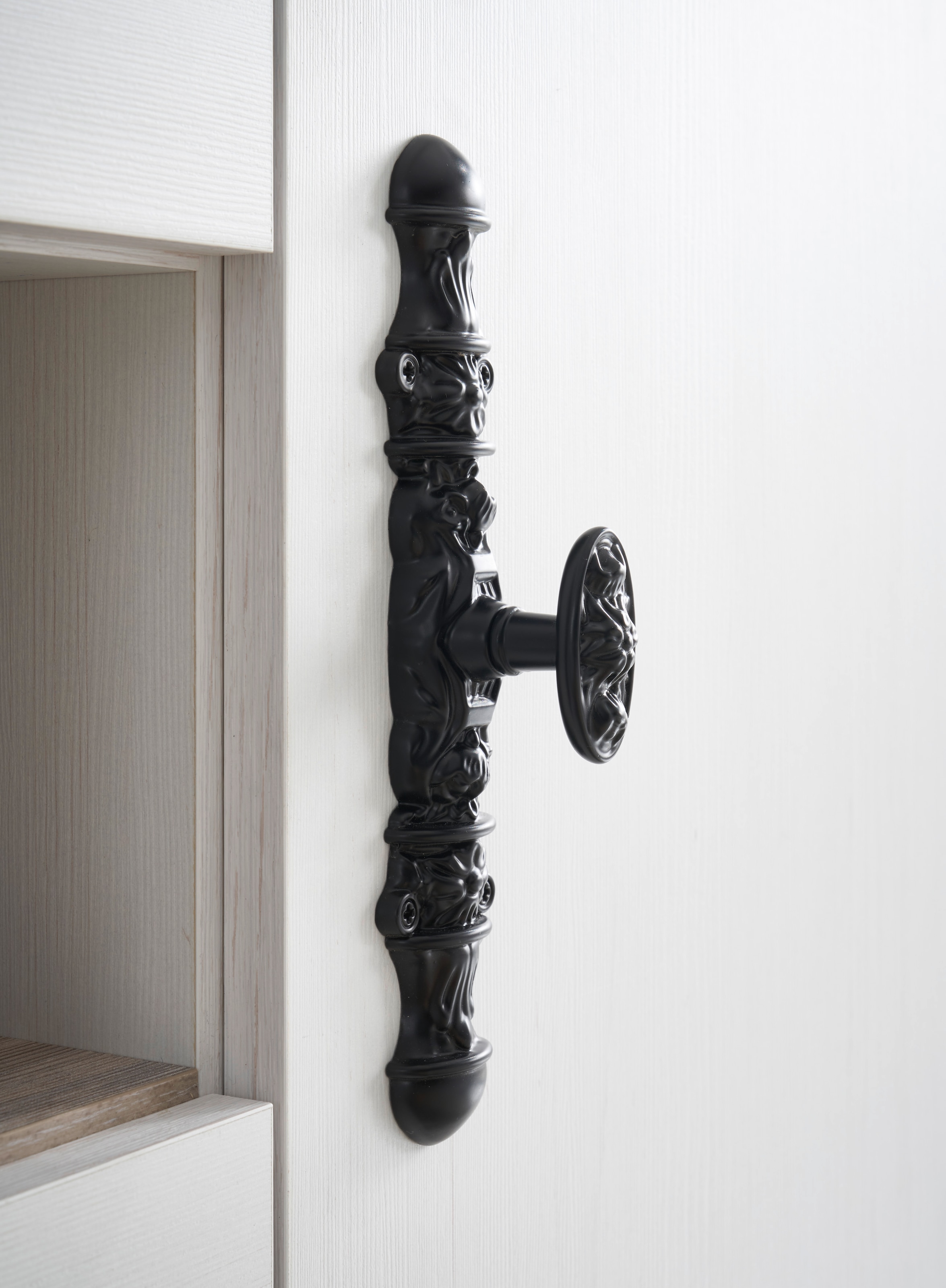 Home affaire Unterschrank »Florenz, Küchenunterschrank in Pinie Weiss, Unterschrank« mit verschnörkeltem Metallgriff, im Landhausstil, Arbeitshöhe 92 cm