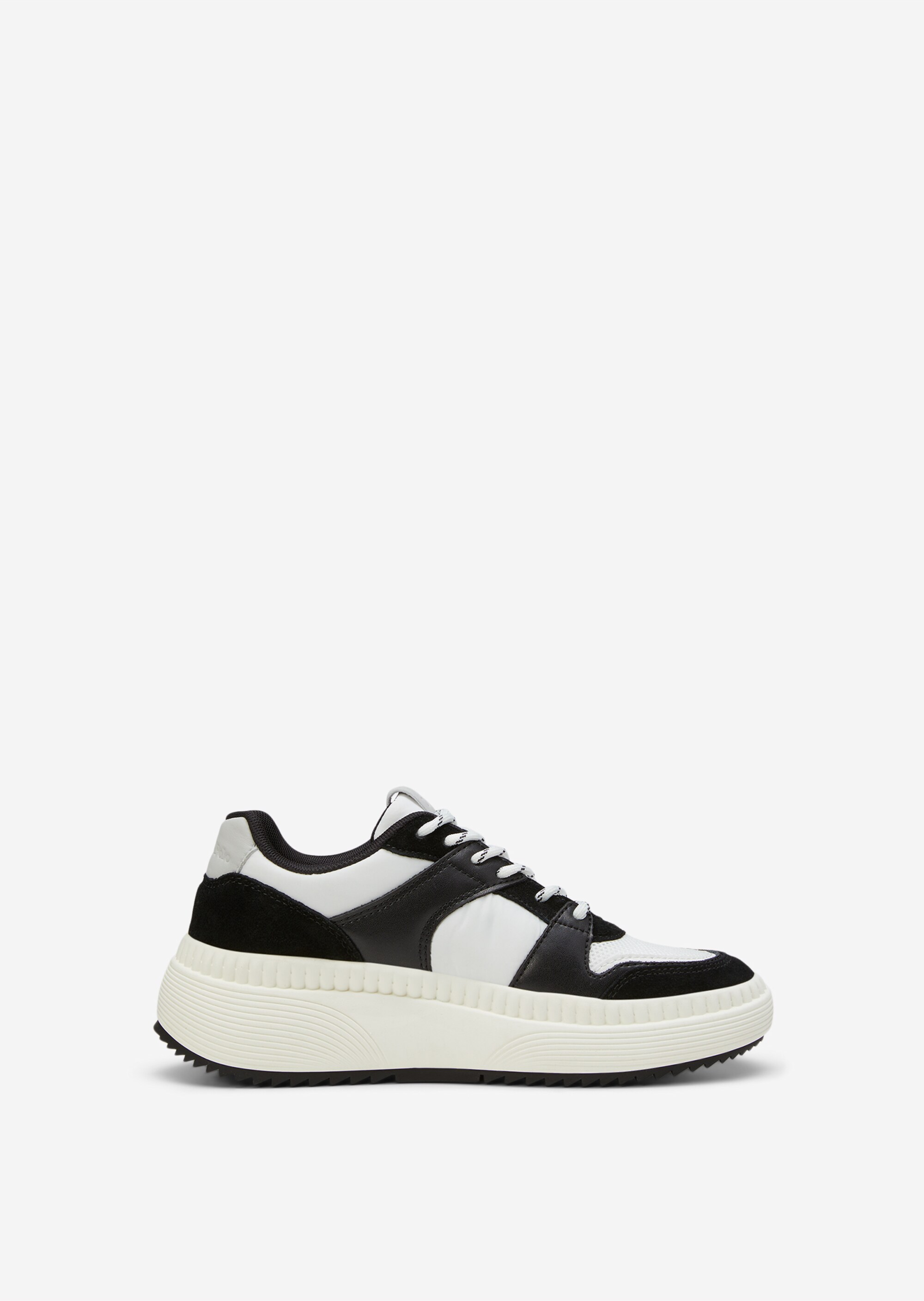 Sneaker mit Farb- und Material-Mix