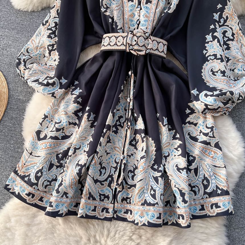 Lucuna - Mini A-lijn jurk met ballonmouwen, V-hals, patroonprint, knoopsluiting en riem