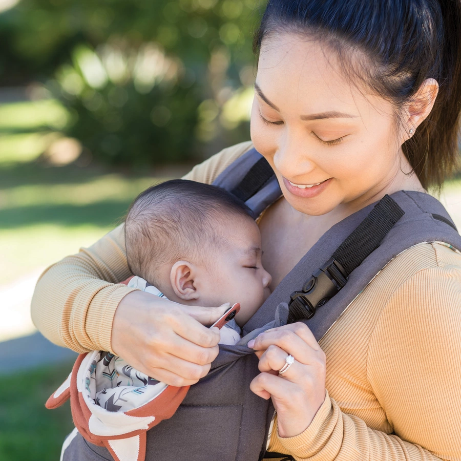 Infantino Cuddle Up Ergonomische Babytrage mit Kapuze (Fuchs)