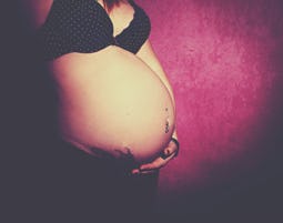Babybauch Fotoshooting in Niederwinkling als besonderes Geschenk