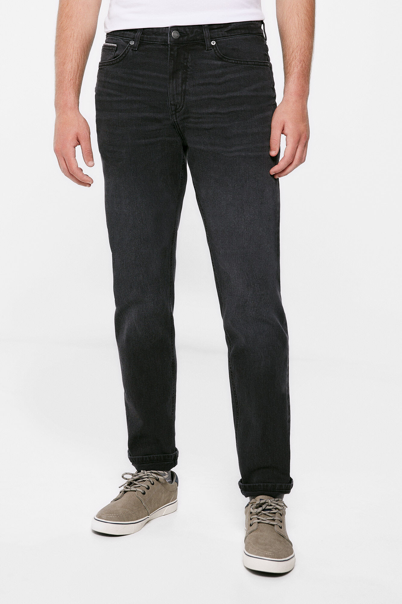 calça jeans slim preta, leve e com lavagem suave.