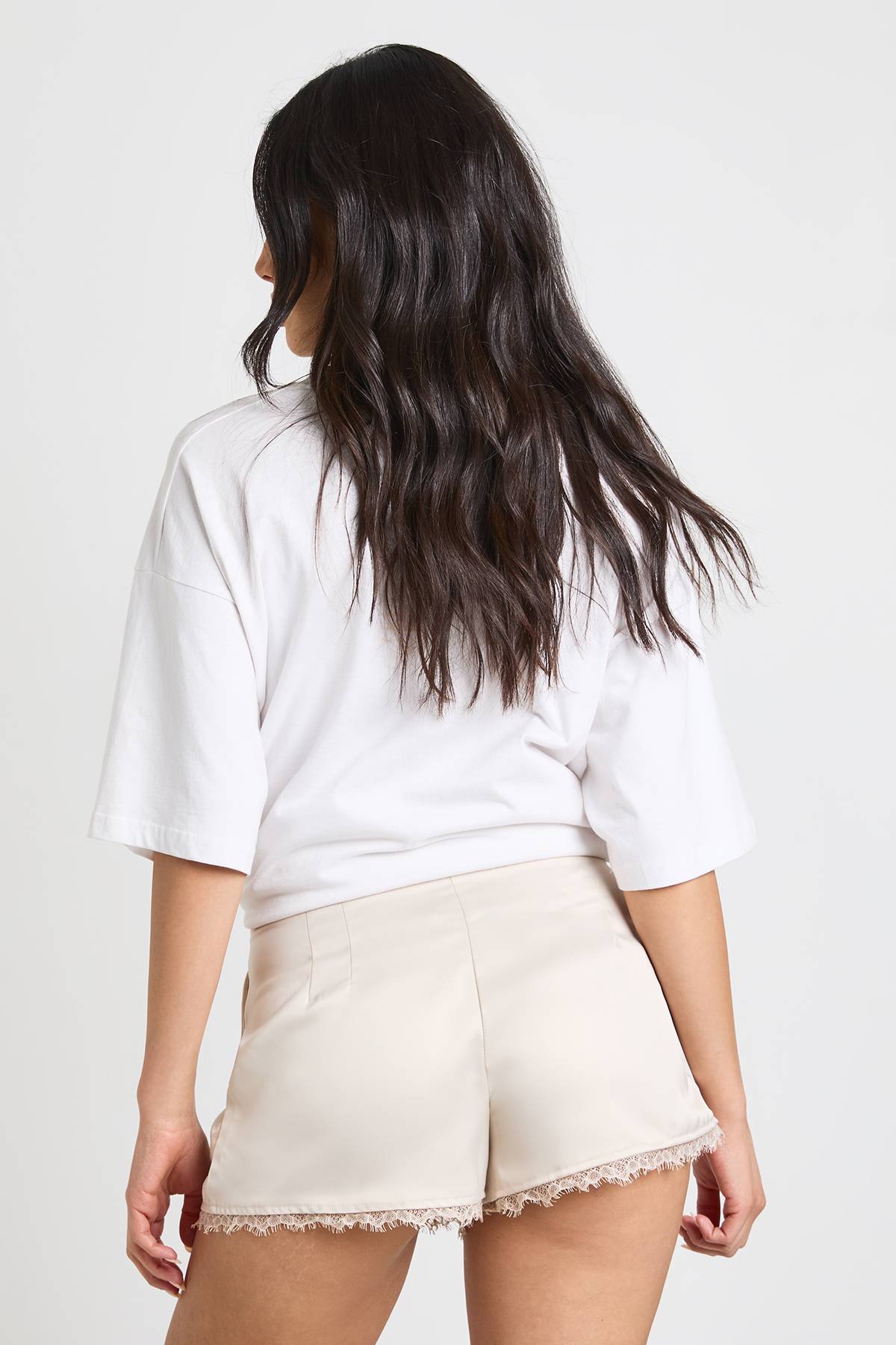 boohoo Short En Satin Ajusté Avec Bordure En Dentelle