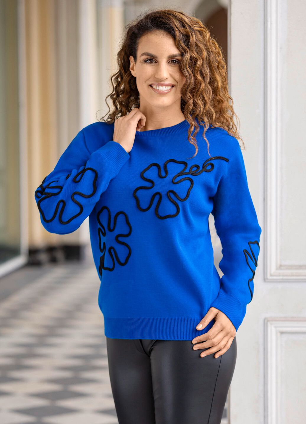 Pullover mit Blütenapplikationen