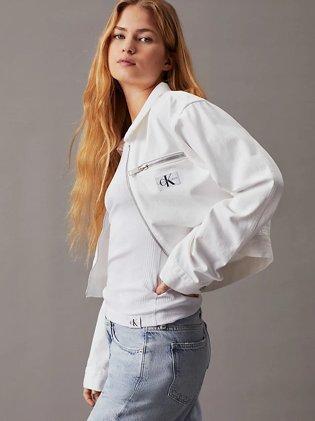 Jaqueta jeans cropped com zíper frontal completo.