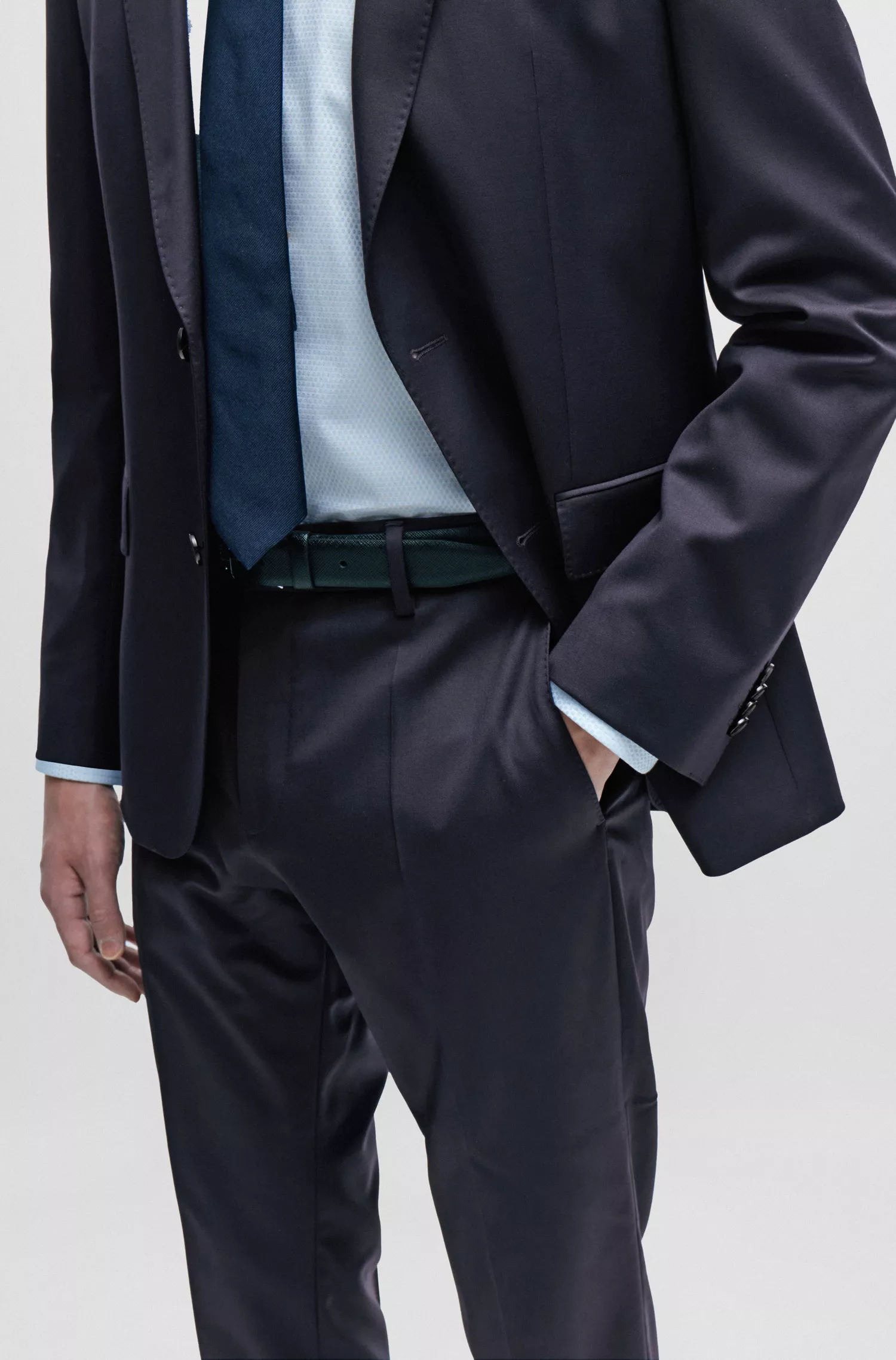 Calça BOSS preta de corte slim em sarja de lã virgem.