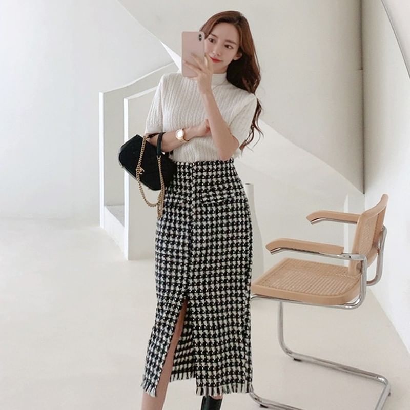 Aurora - Set: Korte mouwen, mockneck, effen kabelgebreide top + hoge taille pied-de-poule tweed midi-kokerrok
