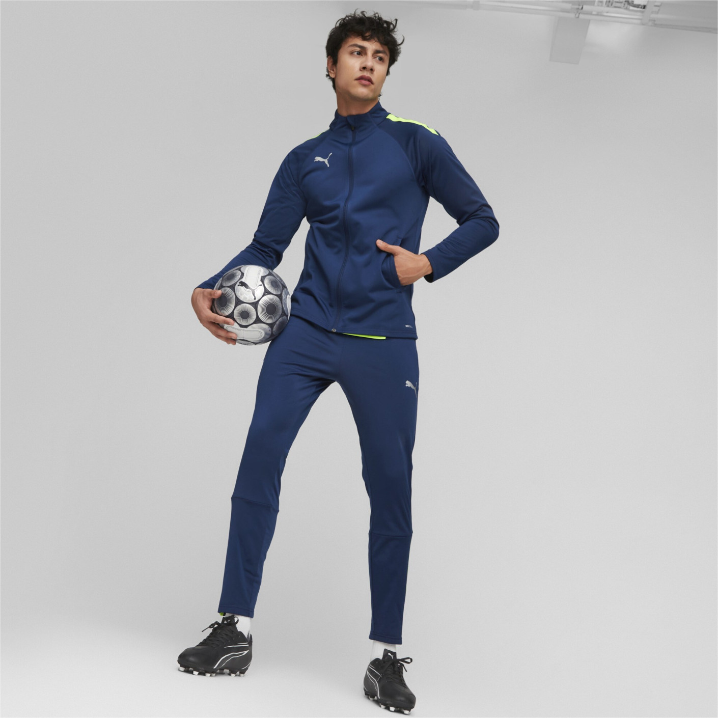 PUMA Vitoria Gras / Kunstgras Voetbalschoenen (MG) Zwart Wit