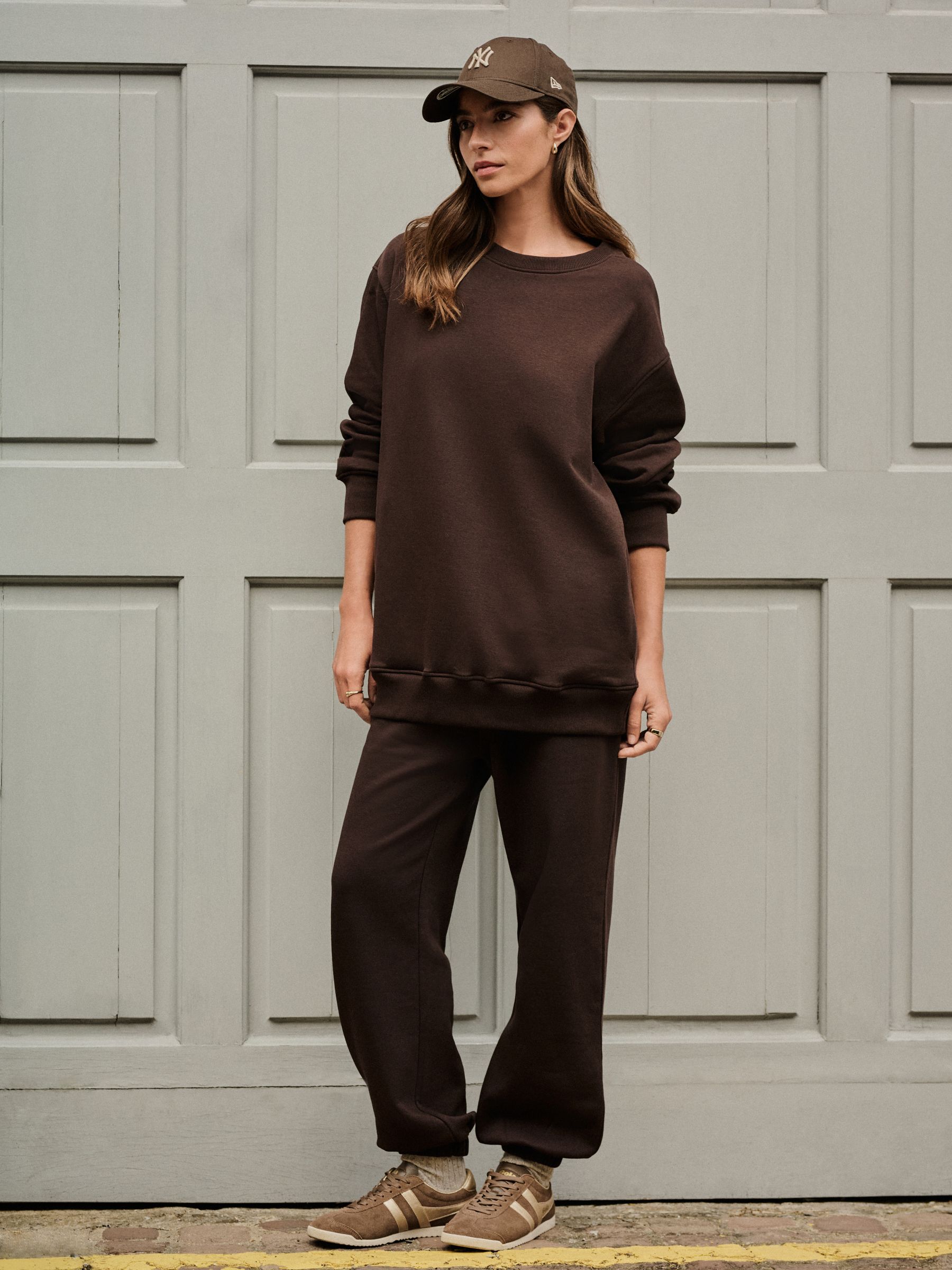 Chocoladebruin - Essentials sweatshirt met relaxte pasvorm, lange snit en zakken