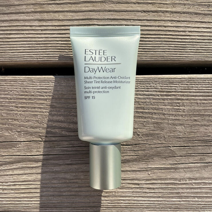 Estée Lauder DayWear Sheer Tinted Moisturizer SPF 15