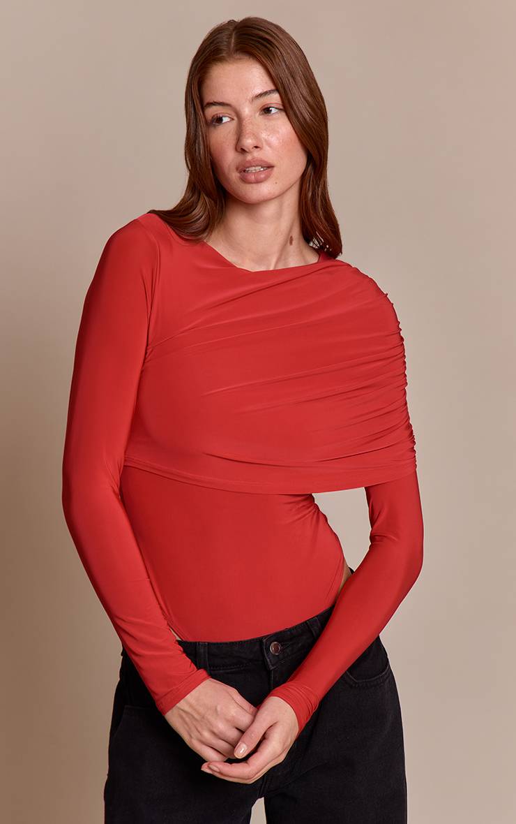 Rouge Body À Manches Longues En Tissu Slinky Double Couche Avec Détail Cape