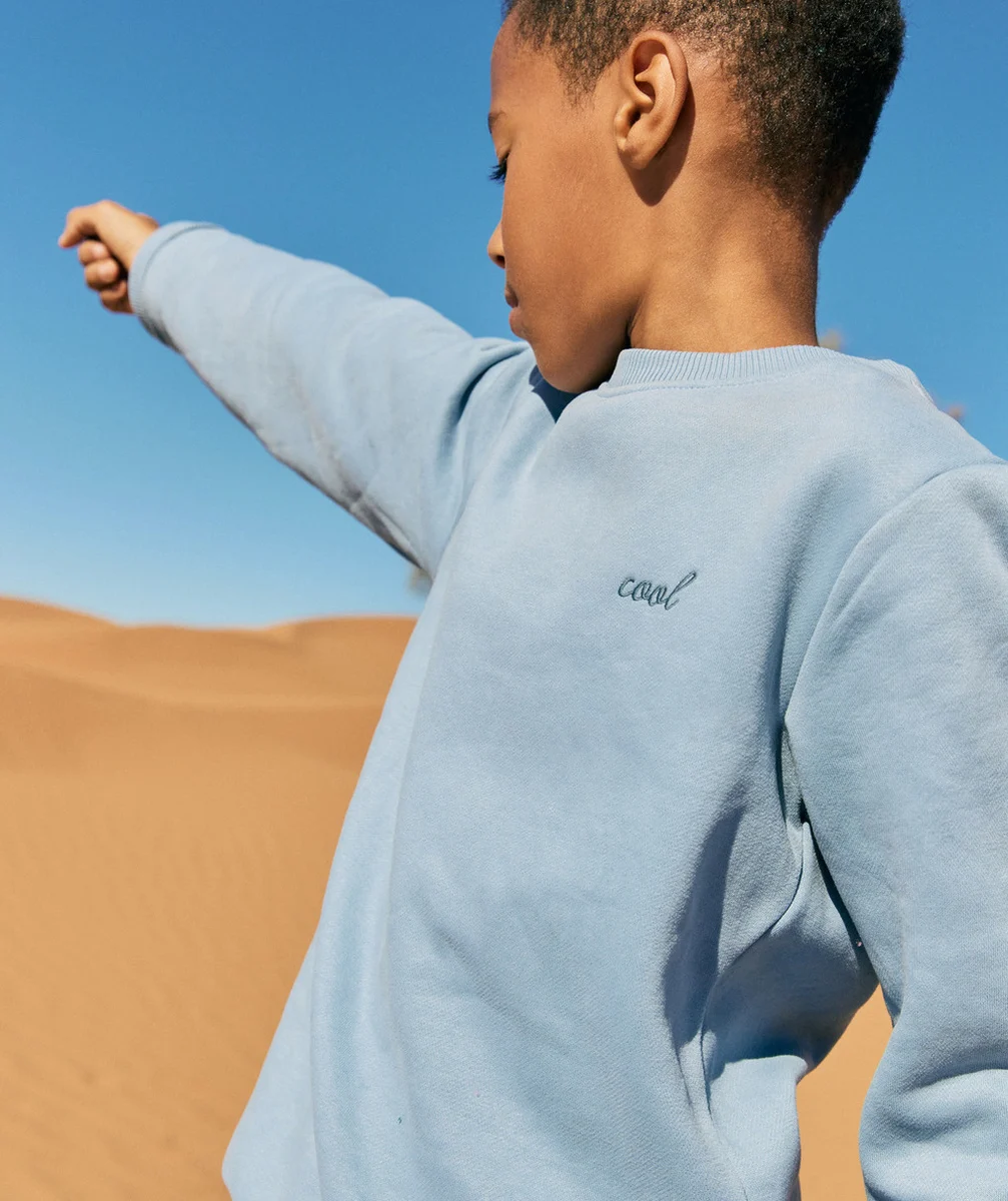 SWEAT MANCHES LONGUES GARÇON EN FIBRES RECYCLÉES BLEU AVEC MESSAGE BRODÉ