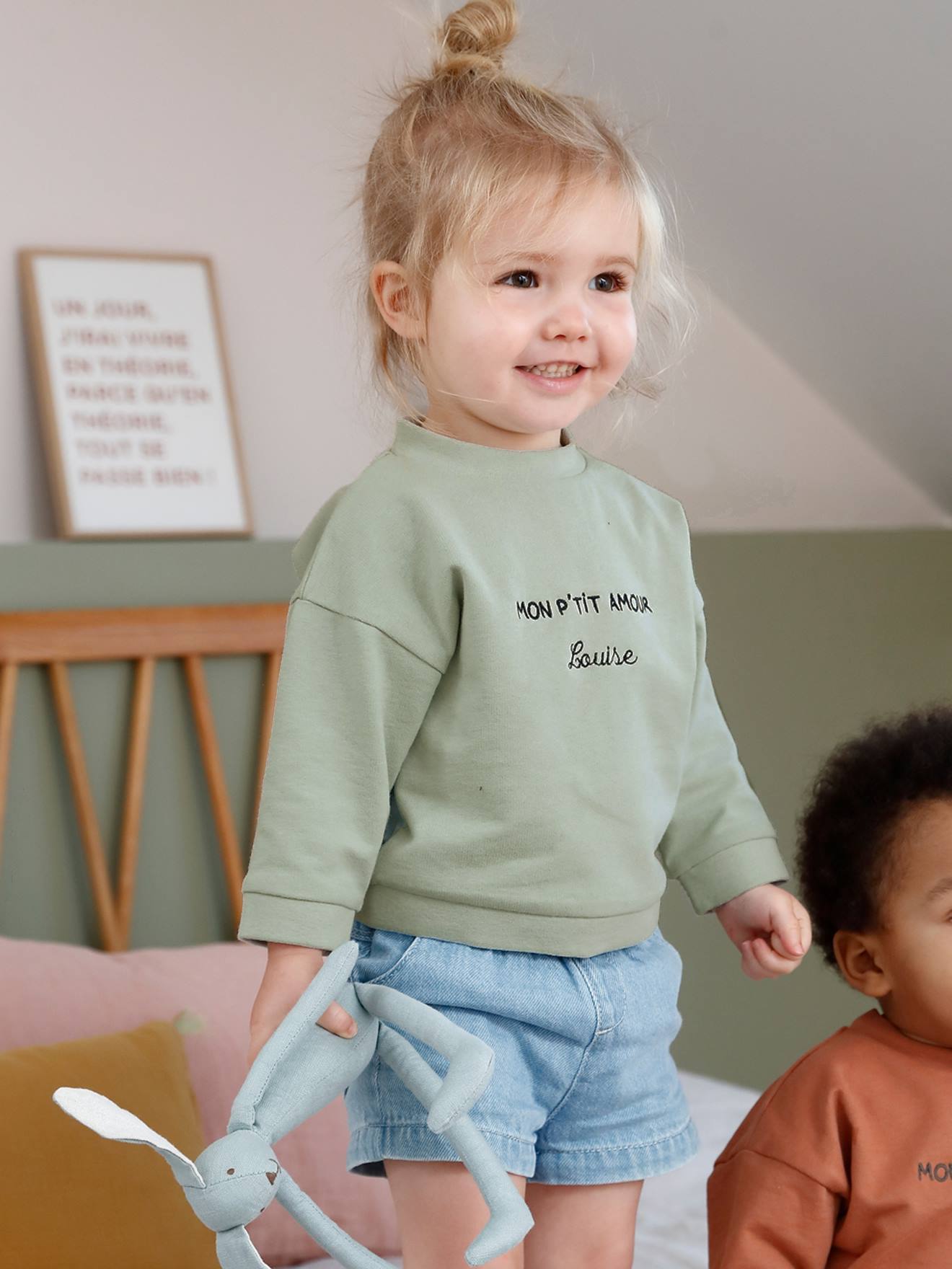 Moletom infantil verde médio liso com estampas e mensagem personalizável.