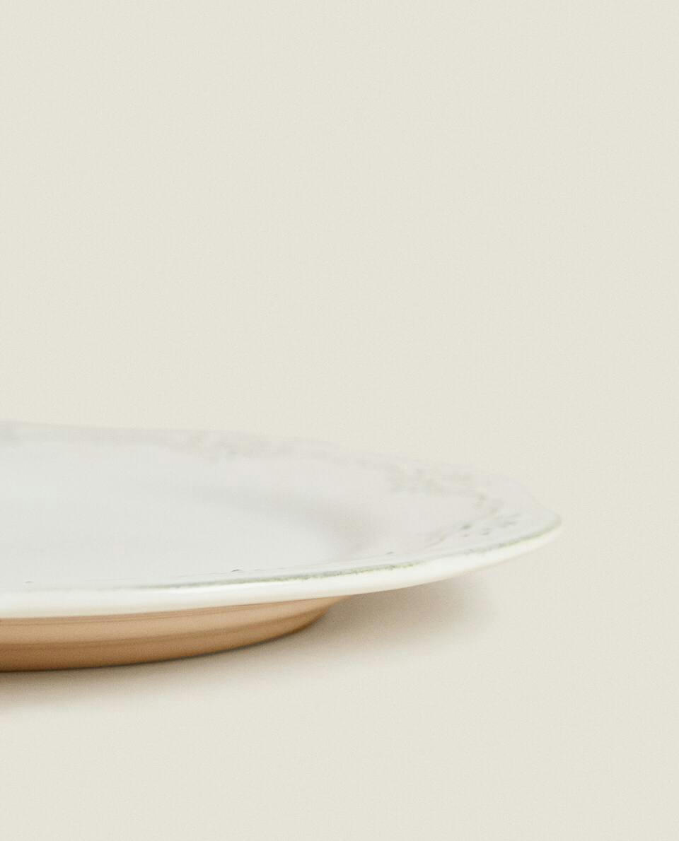 Prato de sobremesa em faiança com decoração natalina em relevo.